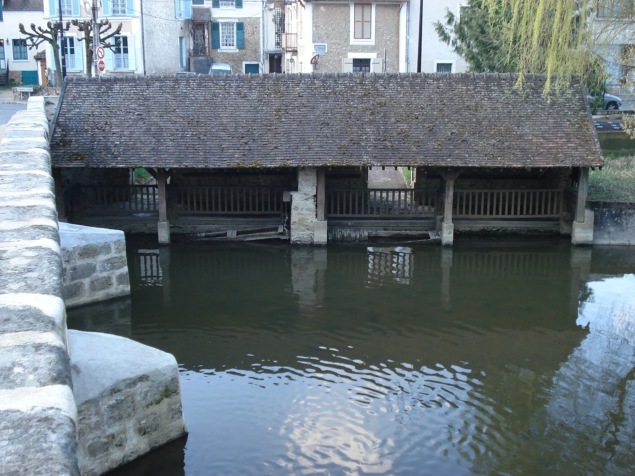 Photo showing: Lavoire de Boussy-Saint-Antoine vu depuis le vieux pont