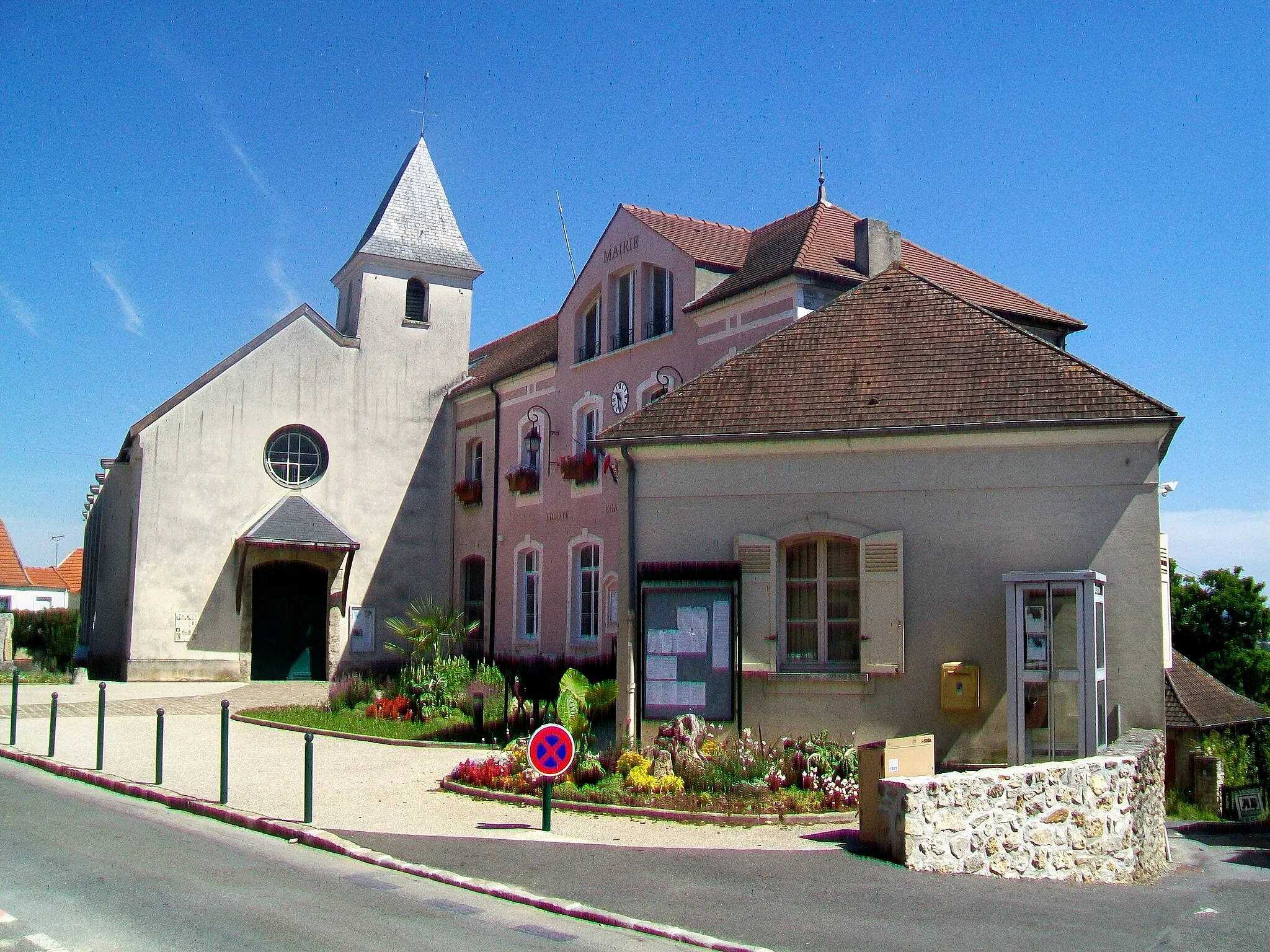 Photo showing: La mairie et l'église Saint-Laurent, rue Jean-Jaurès.