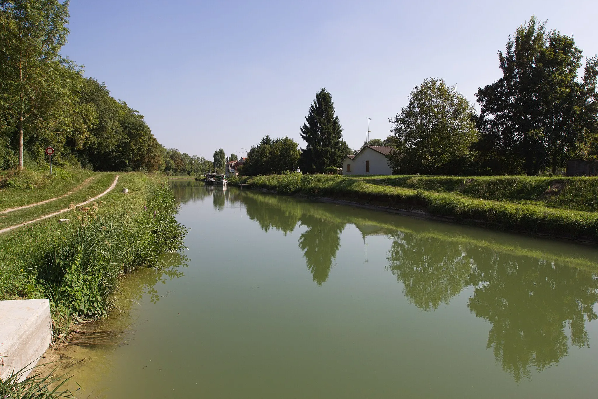 Photo showing: Ecluse de Moret sur le canal du Loing à Moret-sur-loing, à la confluence du canal et de la rivière le Loing / Moret-sur-loing - Seine-et-Marne - France
