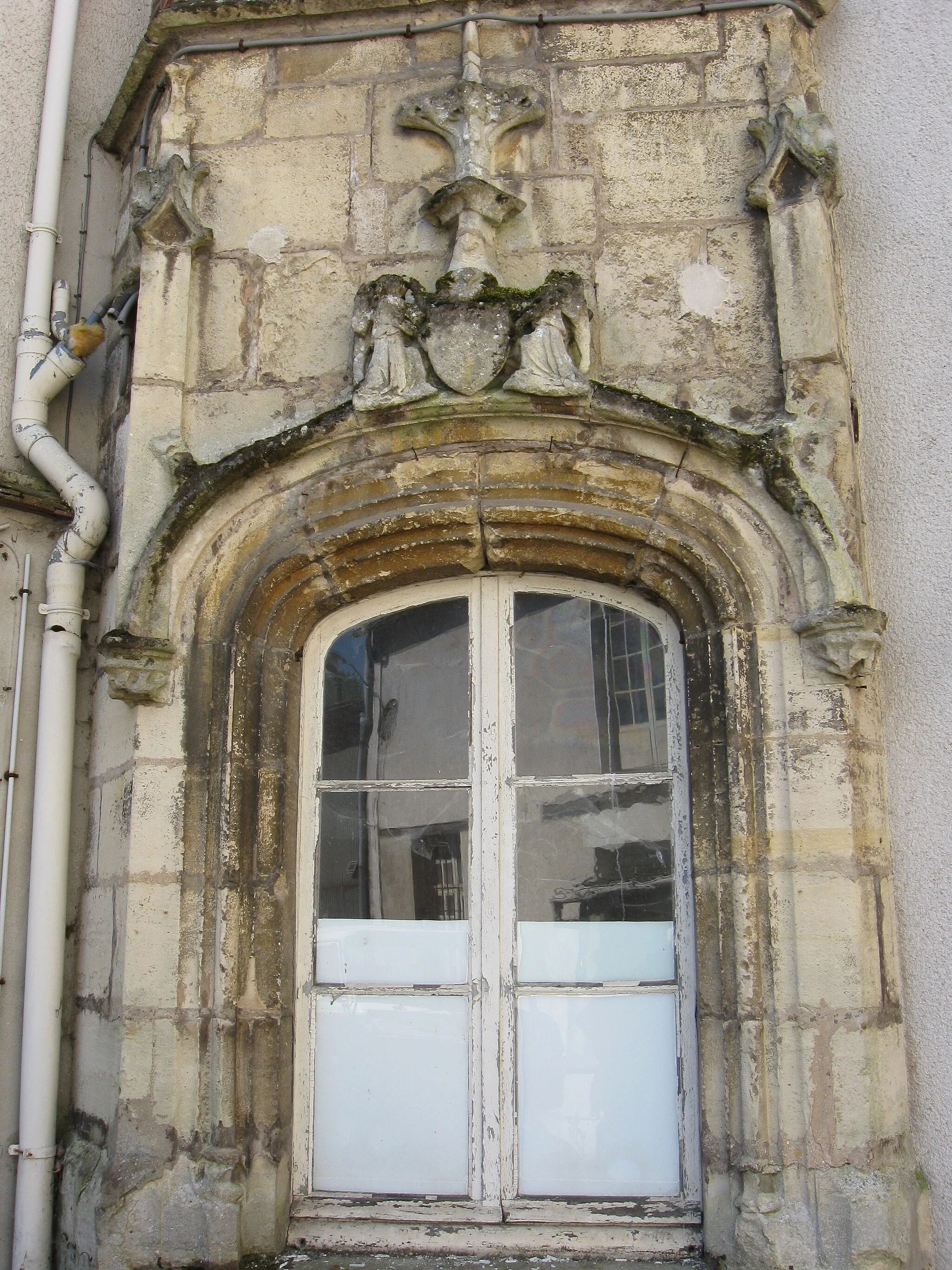 Photo showing: Fenêtre au rez-de-chaussée de la tourelle sur cour. (20 Grande-Rue, Bray-sur-Seine, département de la Seine-et-Marne, région Île-de-France).