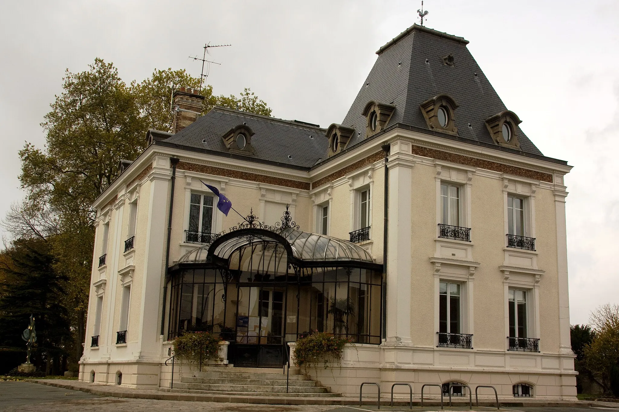 Photo showing: Mairie de Lisses, Essonne, France.