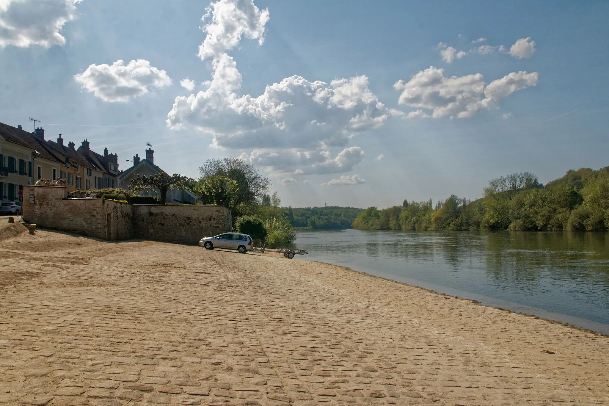 Photo showing: From 1380, there is a port at the flow of the water which develops in the 16th century with the exportation, to Paris, of the production of the brickyard of “ Effondré ”. In the 18th century the margotats[1] loaded with apples supplied the fruit market of Paris in the morning. From 19th century the apples are replaced by baskets of Chasselas grown in espaliers against many walls for chasselas in the neighbour city, By. It is at this time that is built the dock at the edge of the water. A paved line separates it from the upper part paid by the winemakers. From 1860, the activity of the port declines, the river transport being replaced progressively by the rail transport.