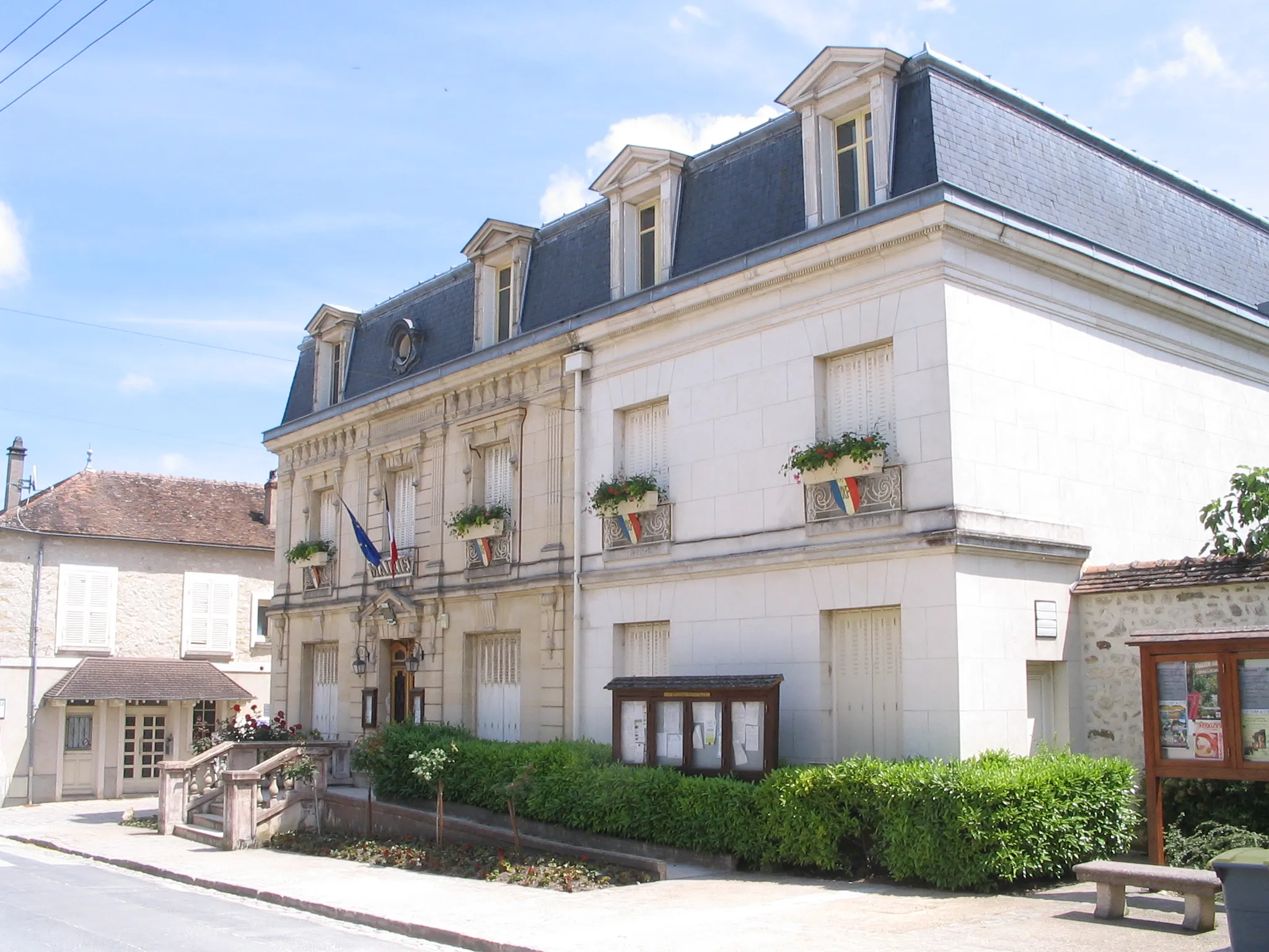 Photo showing: The town hall of Thomery, Seine-et-Marne, France.