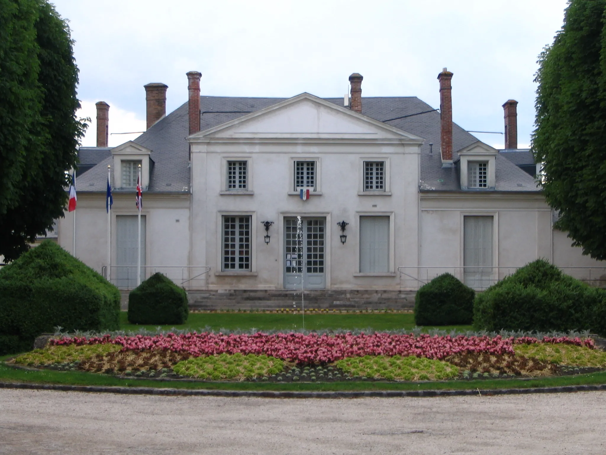 Photo showing: The town hall of Héricy, Seine-et-Marne, France.