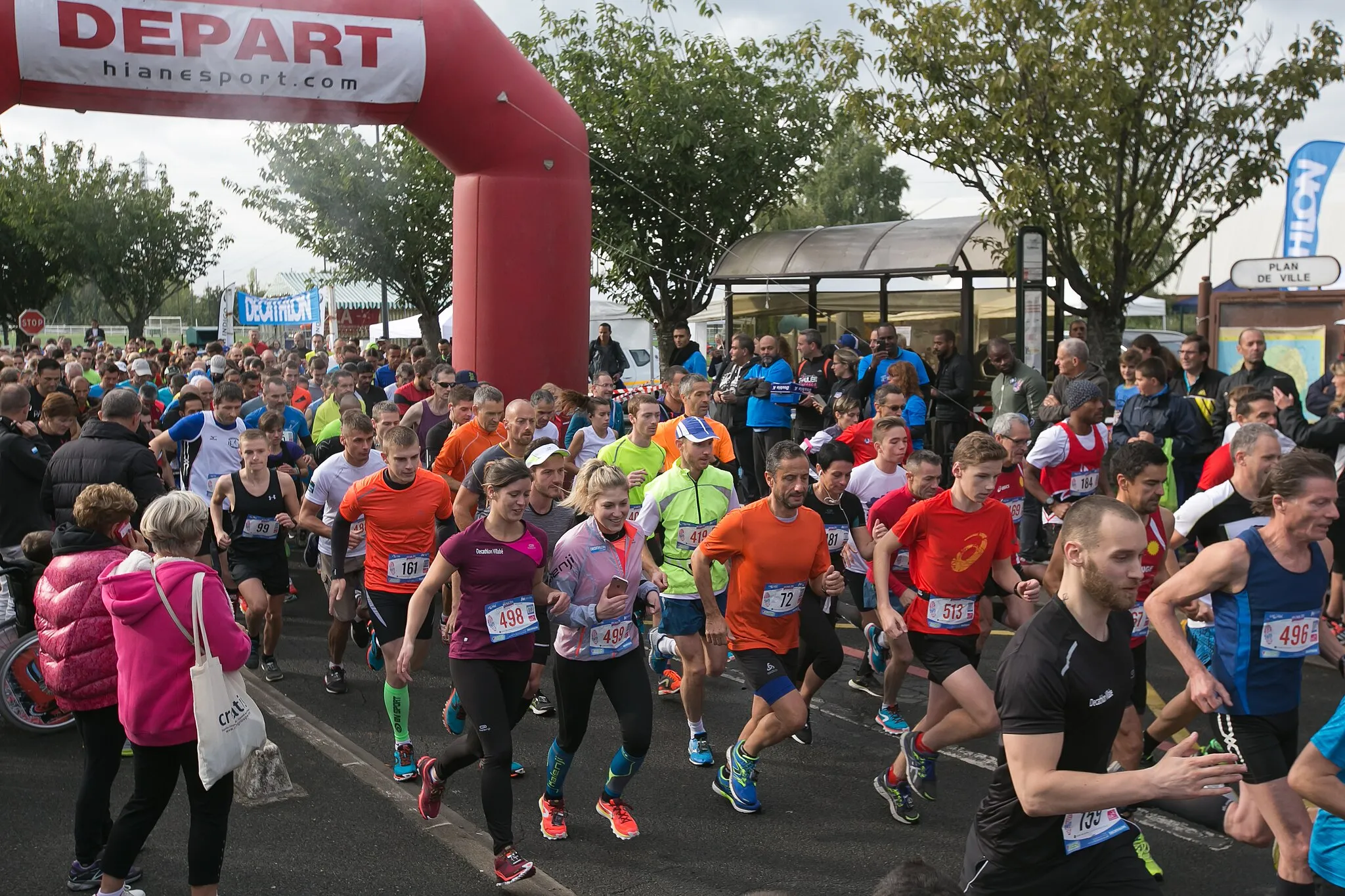 Photo showing: Départ de la course « La Foulée des Brettes 2017 », qui a eu lieu le 17 septembre 2017 à Villabé (Essonne, France)