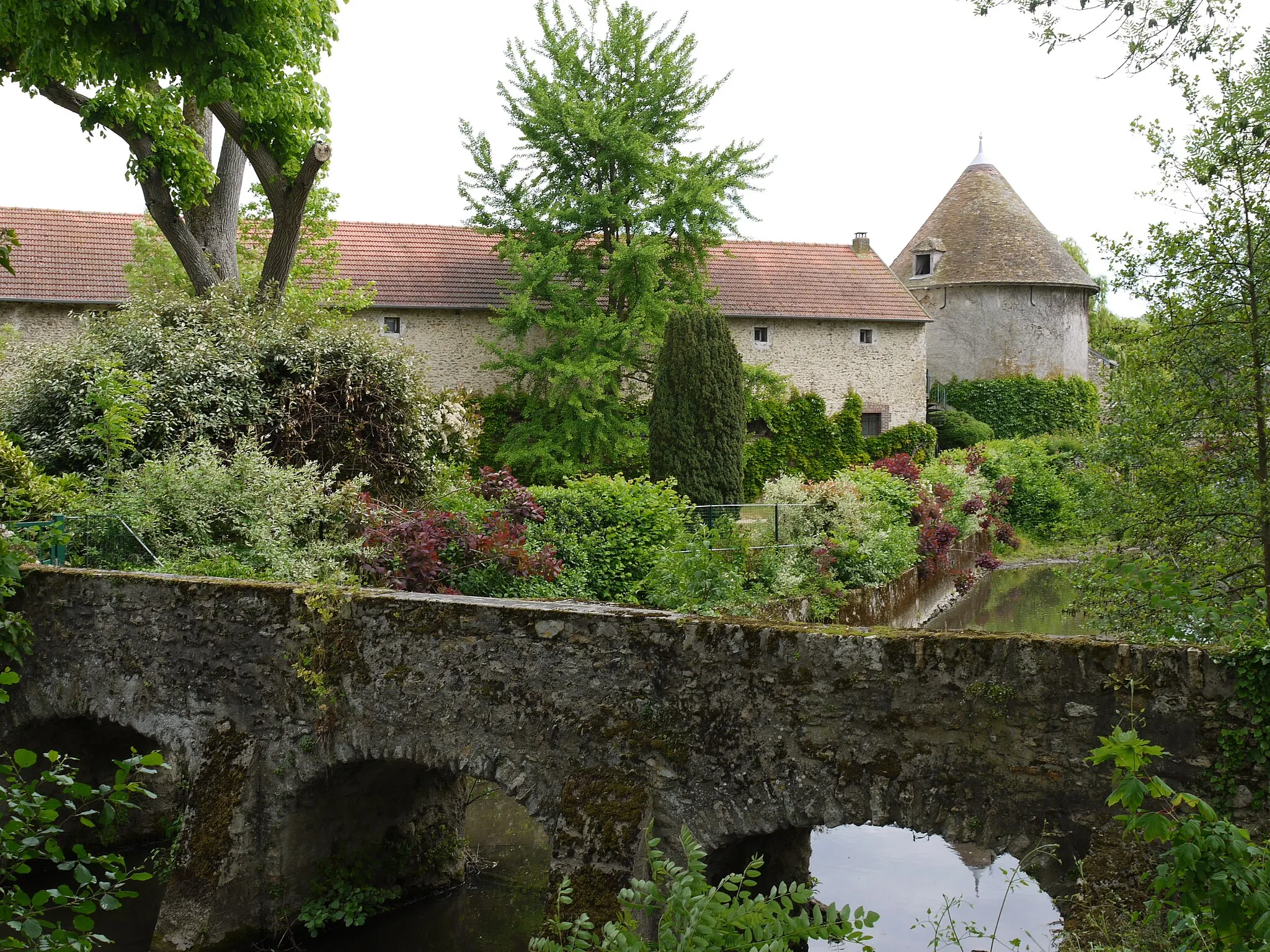 Photo showing: Dovecote of the ancient farm building des Lyons in Santeny, Val-de-Marne, France. The stream is the Réveillon.