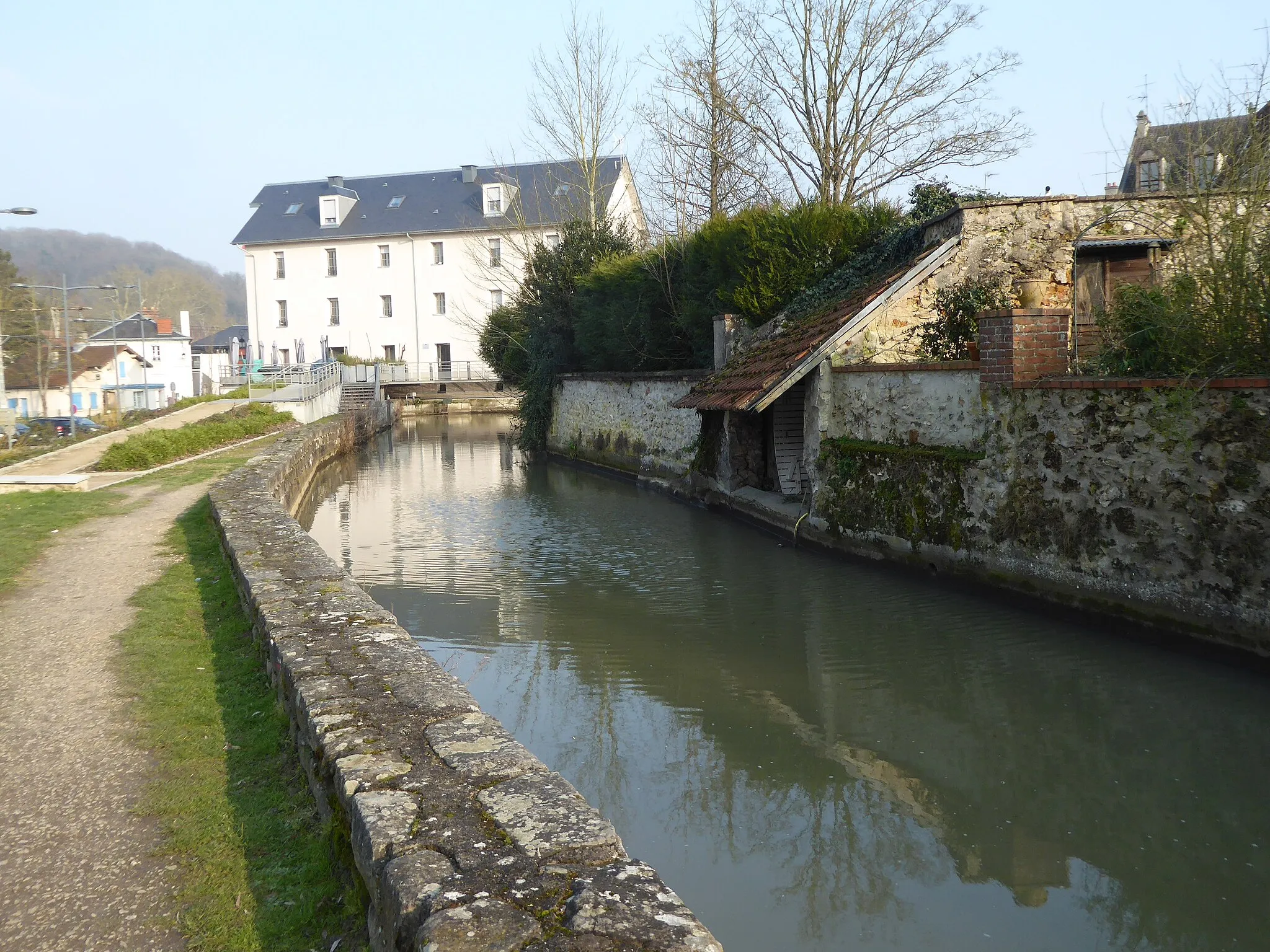 Photo showing: Bièvre bars artificiel vue sur le moulin vieux à Jouy