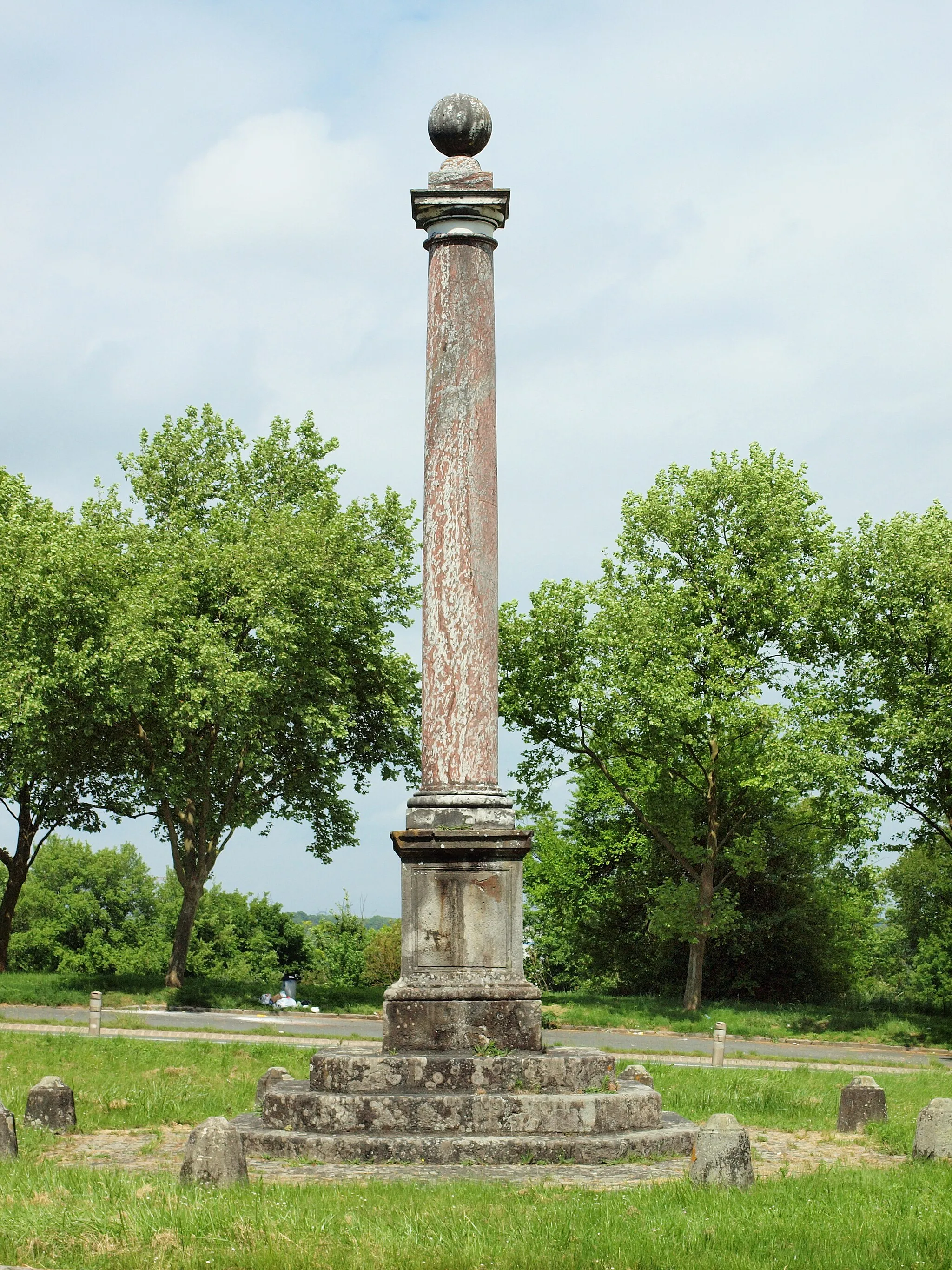 Photo showing: Obélisque de la Reine à la Grande-Paroisse (Seine-et-Marne, France)