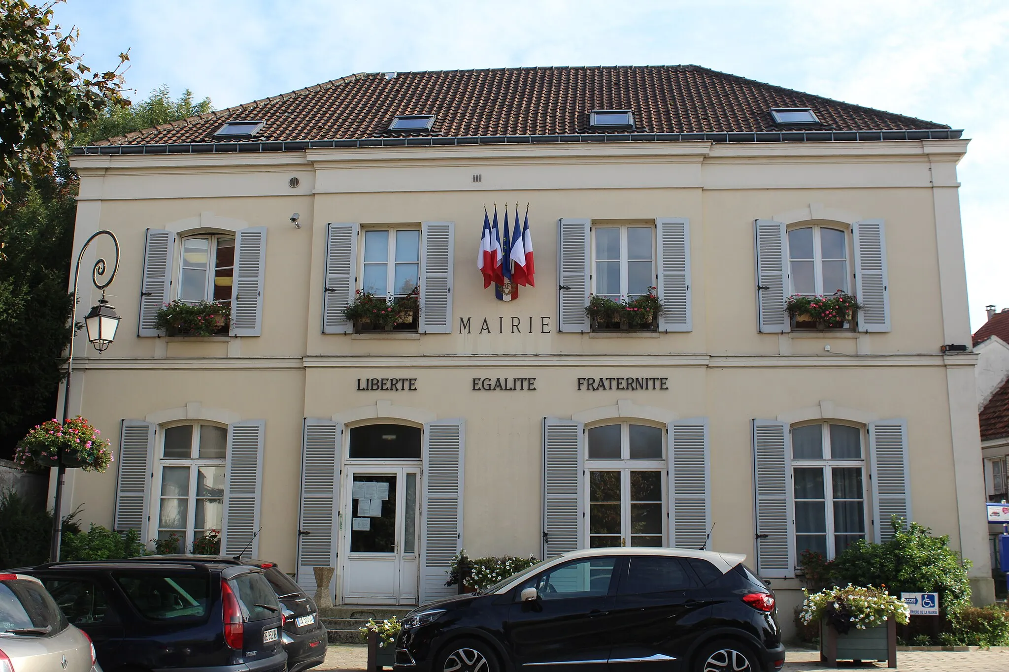 Photo showing: Hôtel de ville de Saint-Thibault-des-Vignes.