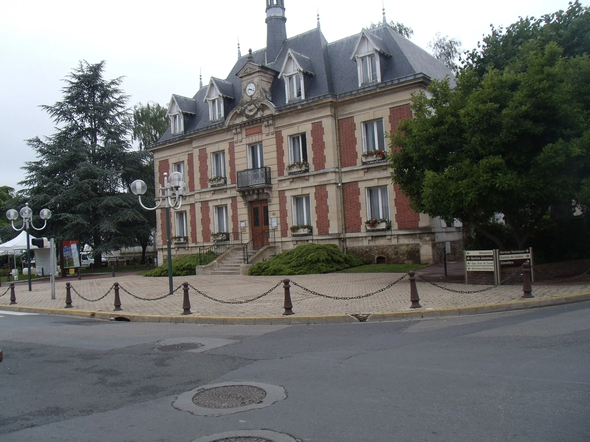 Photo showing: Pierrelaye Town Hall