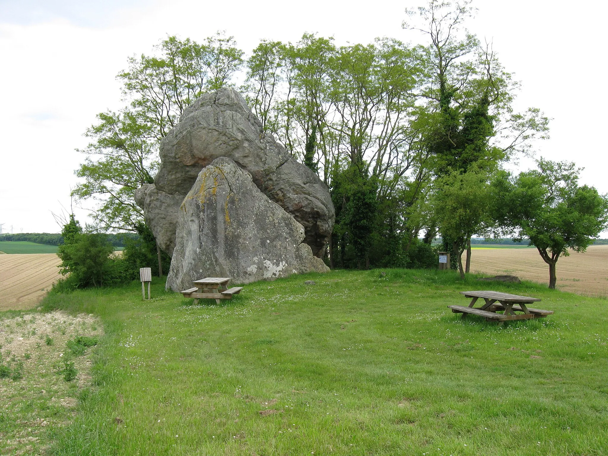 Photo showing: La Roche du Saut, le long de la départementale 22. (Villecerf, Seine-et-Marne, région Île-de-France).