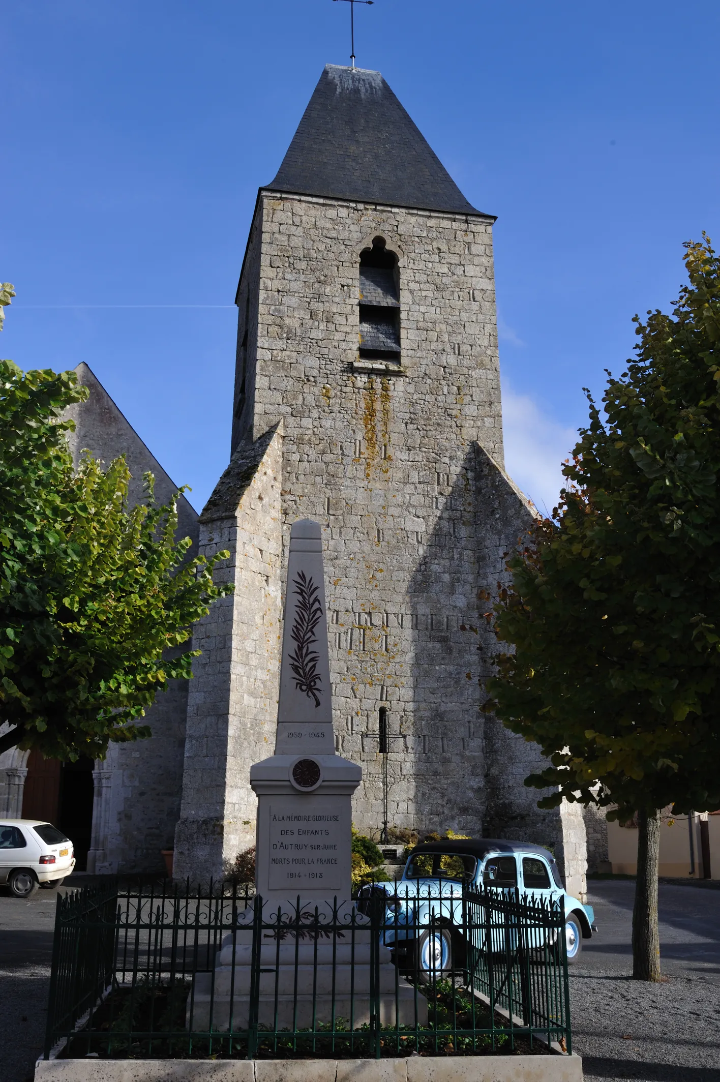 Photo showing: Église Saint-Pierre et monument aux morts, Autruy-sur-Juine, Loiret, France