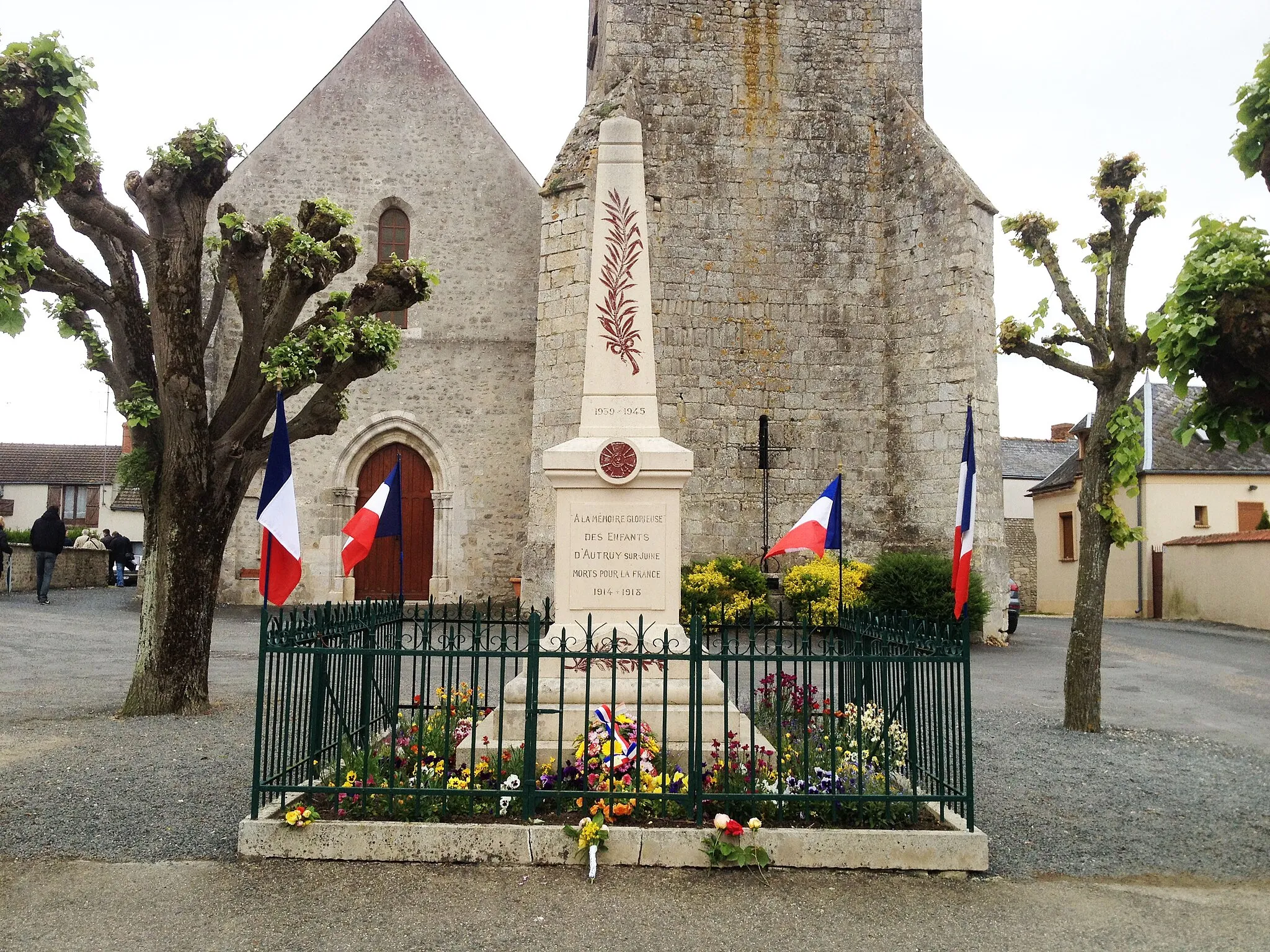 Photo showing: The Monument for the village soldiers killed in WWI and II.  Has inscriptions of names including two US Army Air Corp airmen killed in WWII.