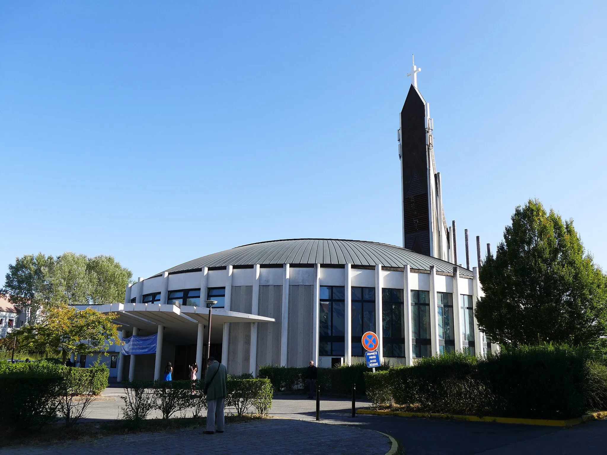 Photo showing: Our Lady-du-Val's church in Bussy-Saint-Georges (Seine-et-Marne, Île-de-France, France).