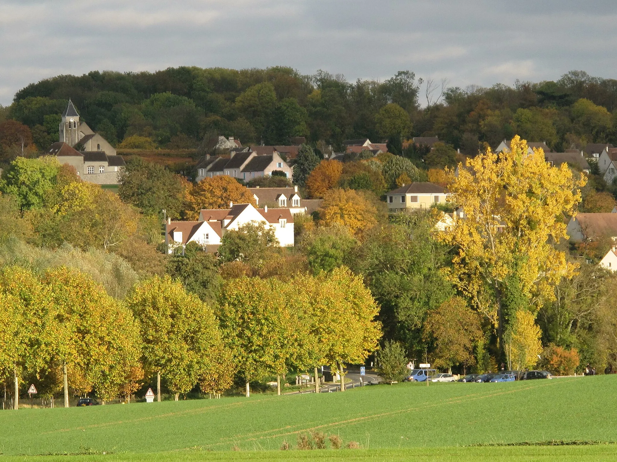 Photo showing: The village of Bussy-Saint-Martin seen from the park of the castle of Rentilly (Seine-et-Marne, France).