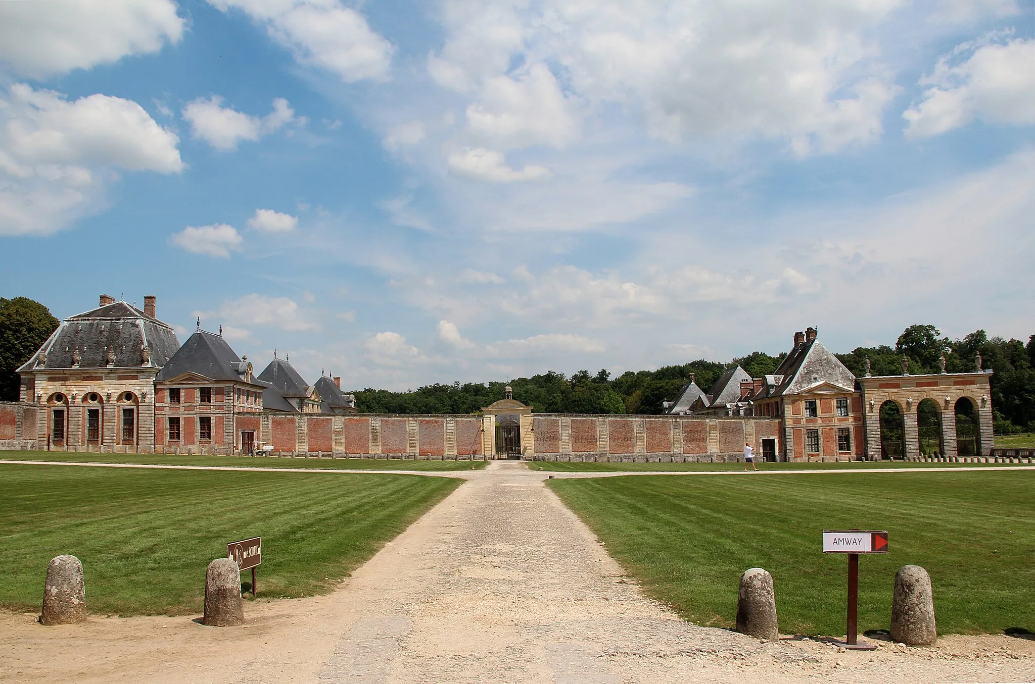Photo showing: Cour des Bornes, ferme et communs du château de Vaux-le-Vicomte - Maincy (Seine-et-Marne, France).