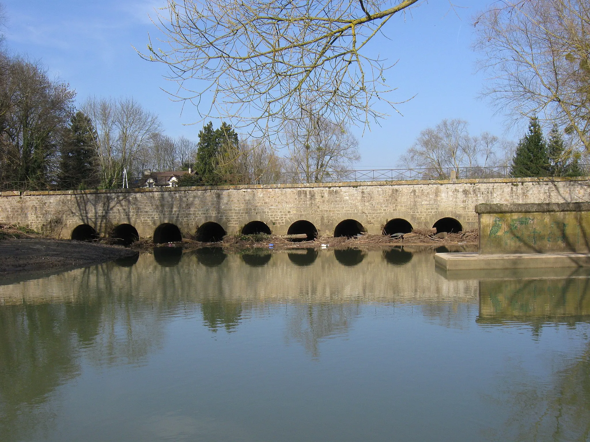 Photo showing: Traversée du Grand-Morin sous le canal de Chalifert  avant de rejoindre la Marne. (Seine-et-Marne, région Île-de-France).