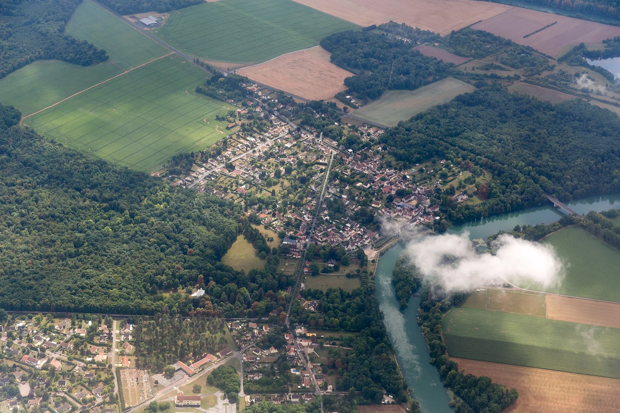 Photo showing: Aerial view of Germigny-l'Évêque during a flight between RNS and CDG.