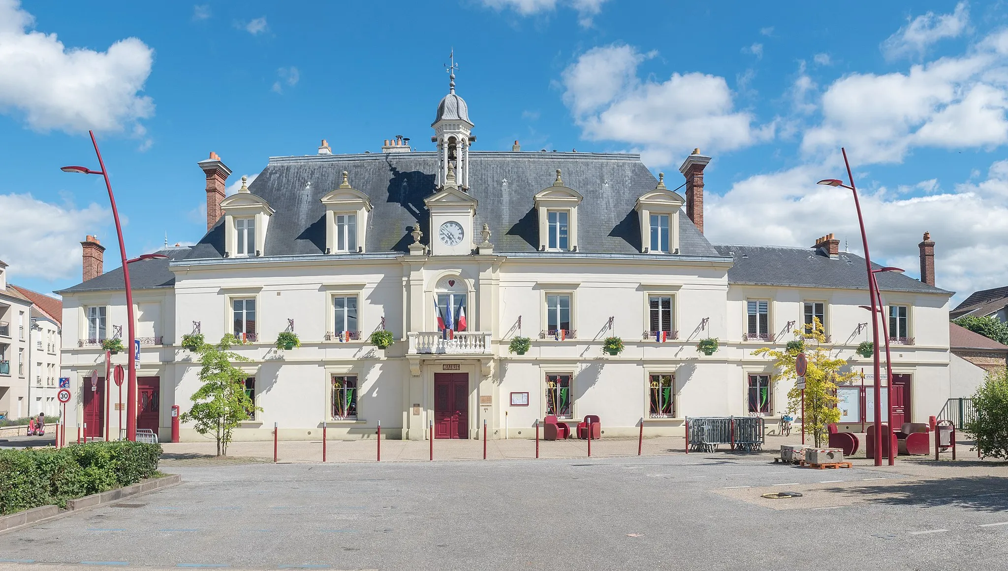 Photo showing: Marie de Linas sur la place Ernest Pillon