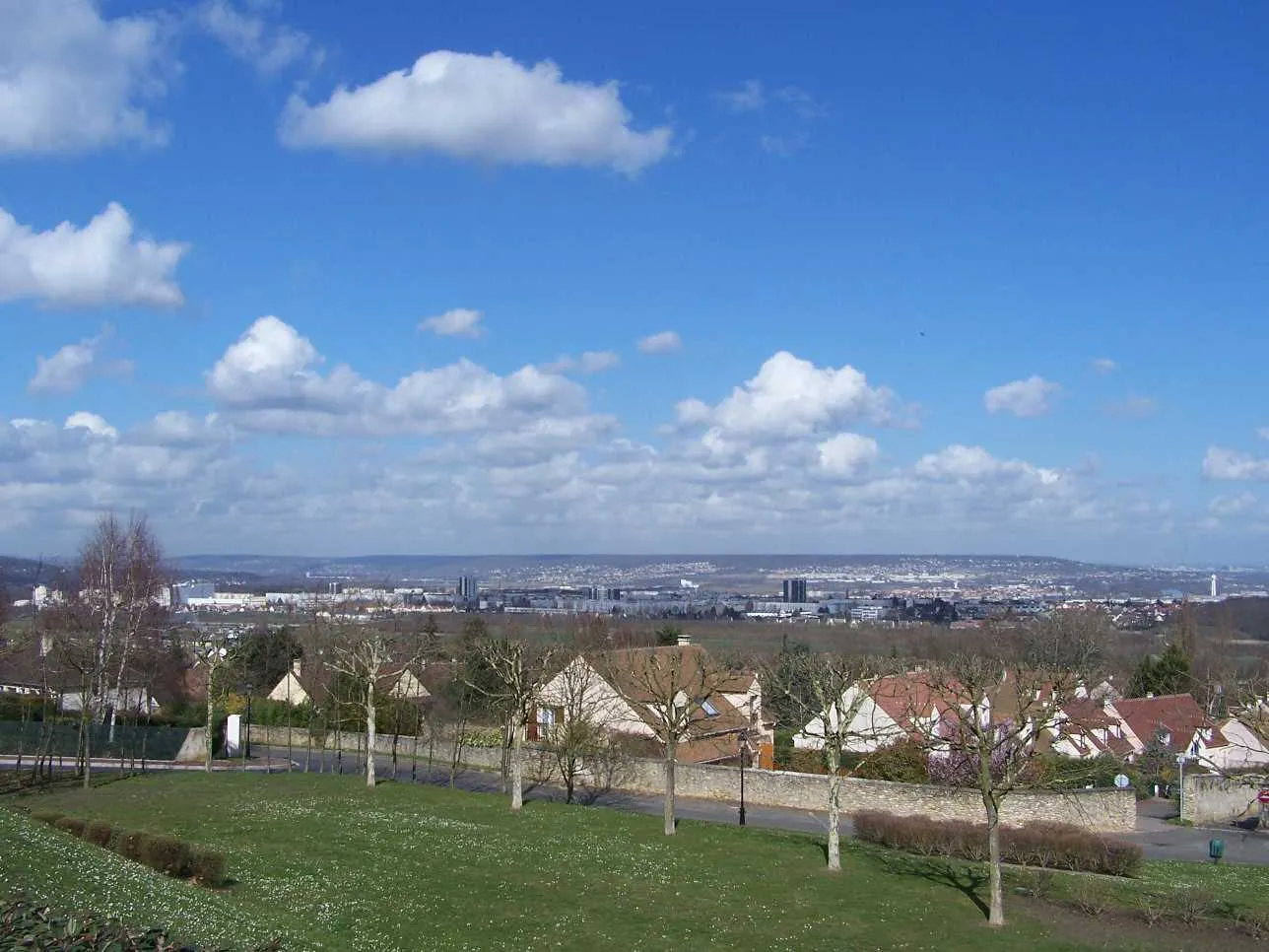 Photo showing: Large sight of Poissy (Yvelines, France) from the heights of Chambourcy