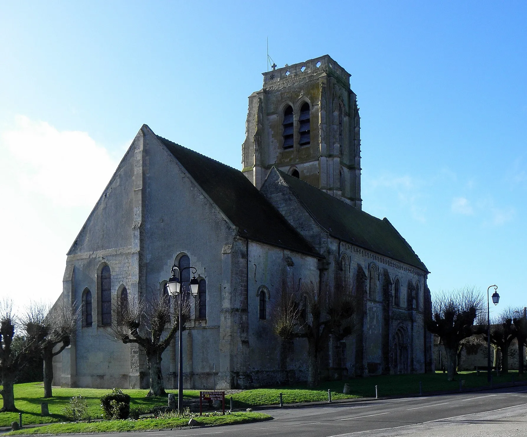 Photo showing: Église de l'Assomption de la Vierge de May-en-Multien (77). Chevet et flanc nord.