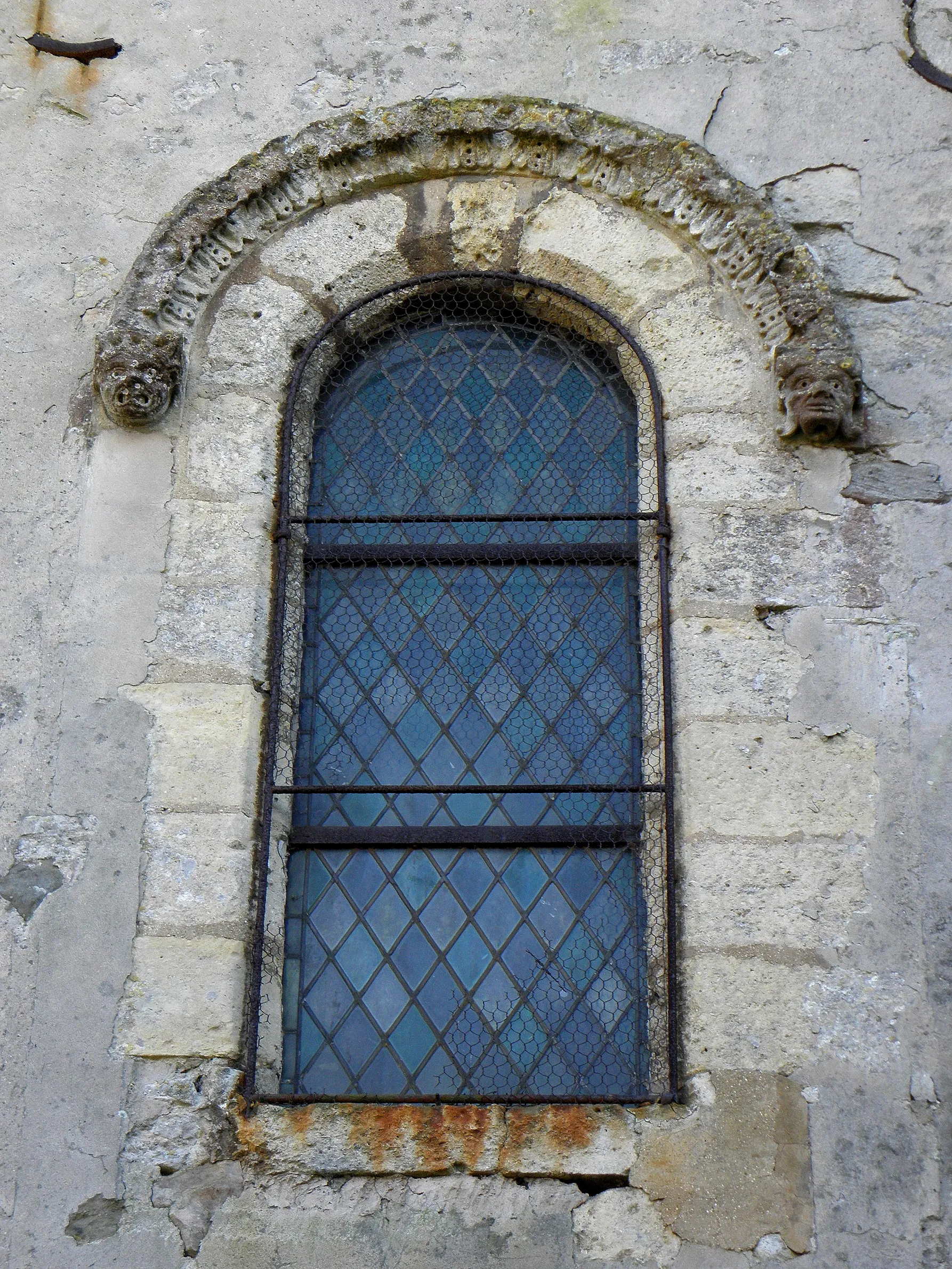 Photo showing: Église de l'Assomption de la Vierge de May-en-Multien (77). Fenêtre à archivolte sculptée du collatéral nord.