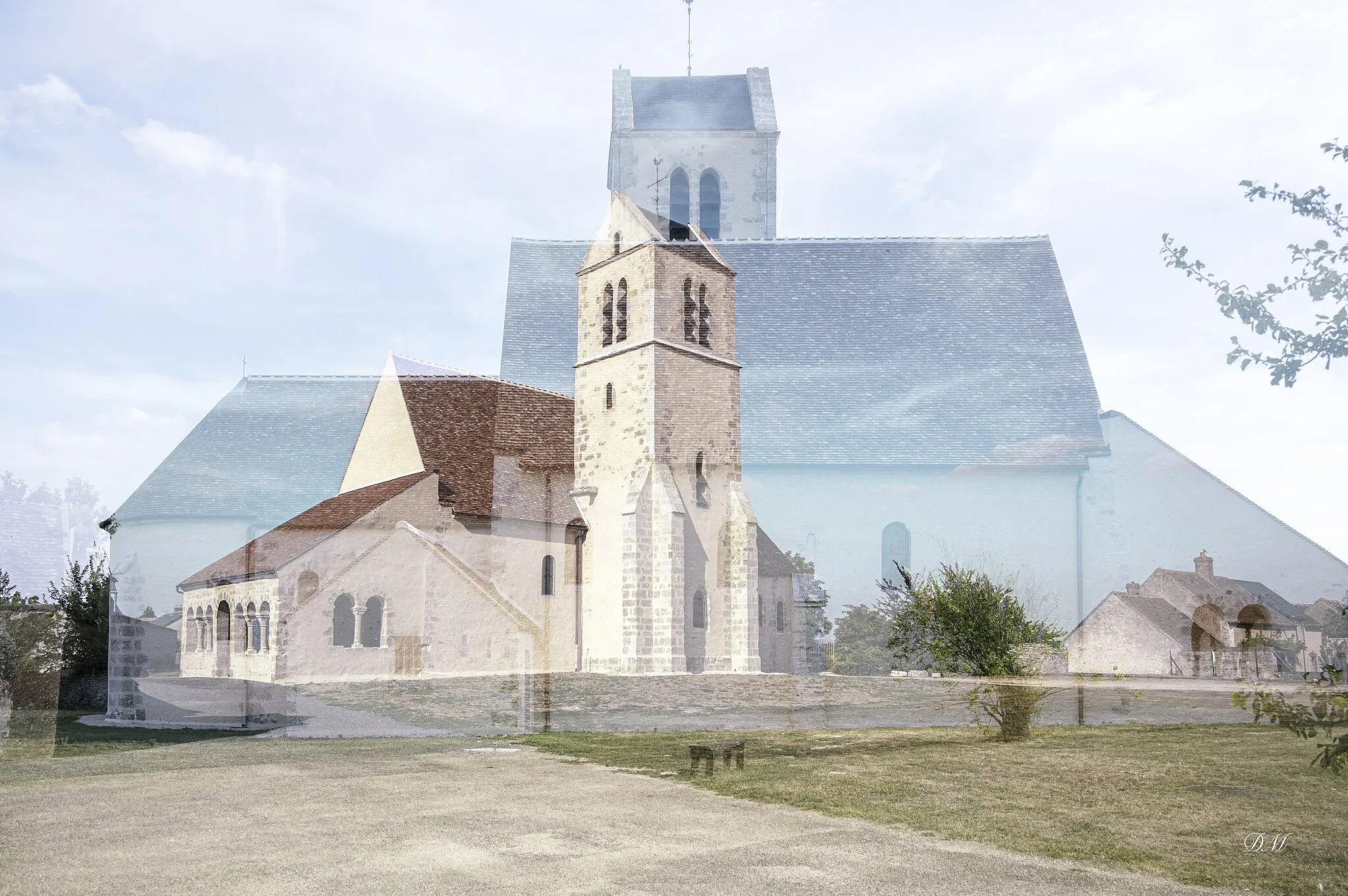 Photo showing: Dans la campagne du sud de la Seine et Marne, une belle petite église à Mondreville.