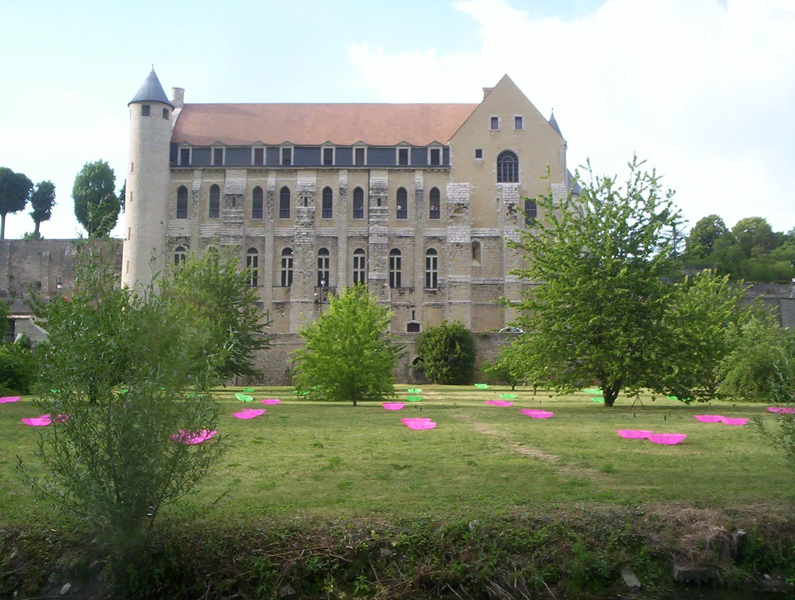 Photo showing: l'abbaye Saint-Séverin, ses puissants contreforts à redent et sa haute tour ronde. (Château-Landon, Seine-et-Marne)