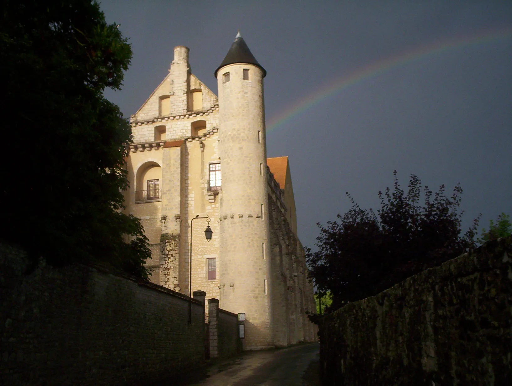 Photo showing: l'abbaye Saint-Séverin, ses puissants contreforts à redent et sa haute tour ronde. (Château-Landon, Seine-et-Marne)