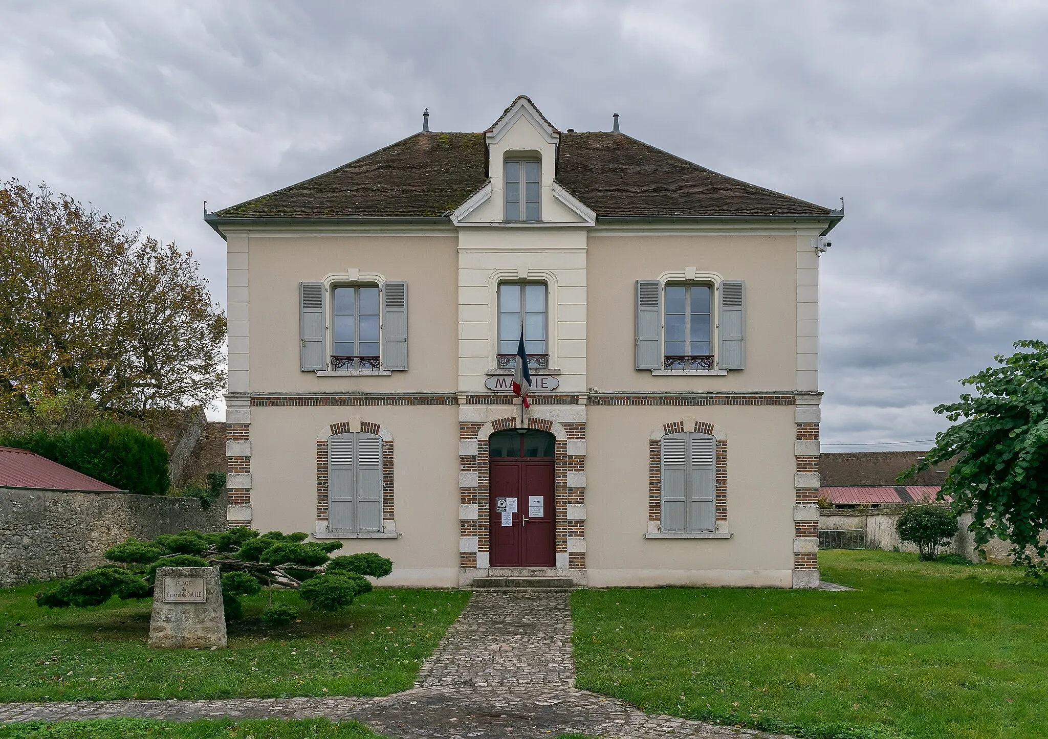 Photo showing: Town hall of Bransles, Seine-et-Marne, France