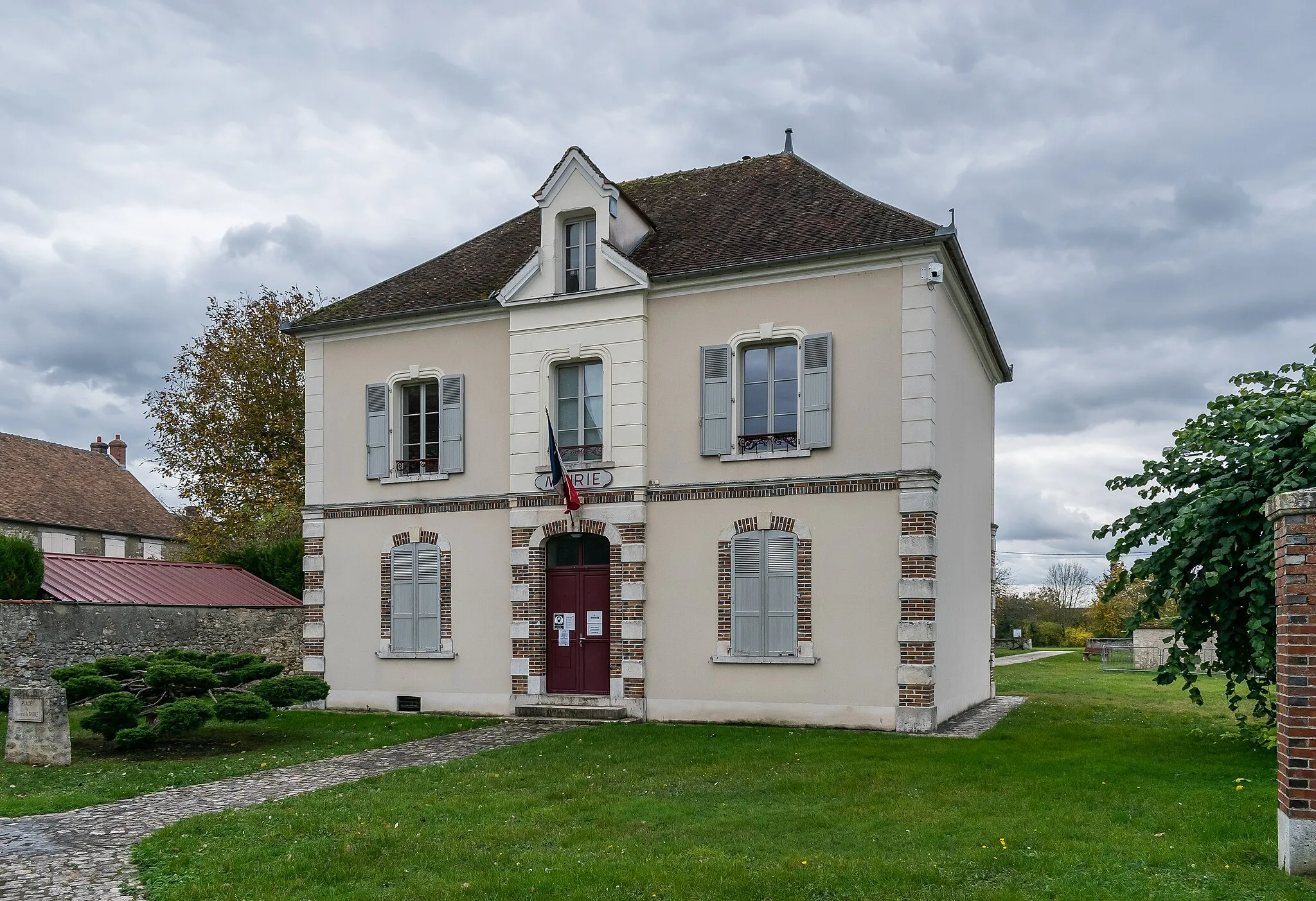 Photo showing: Town hall of Bransles, Seine-et-Marne, France