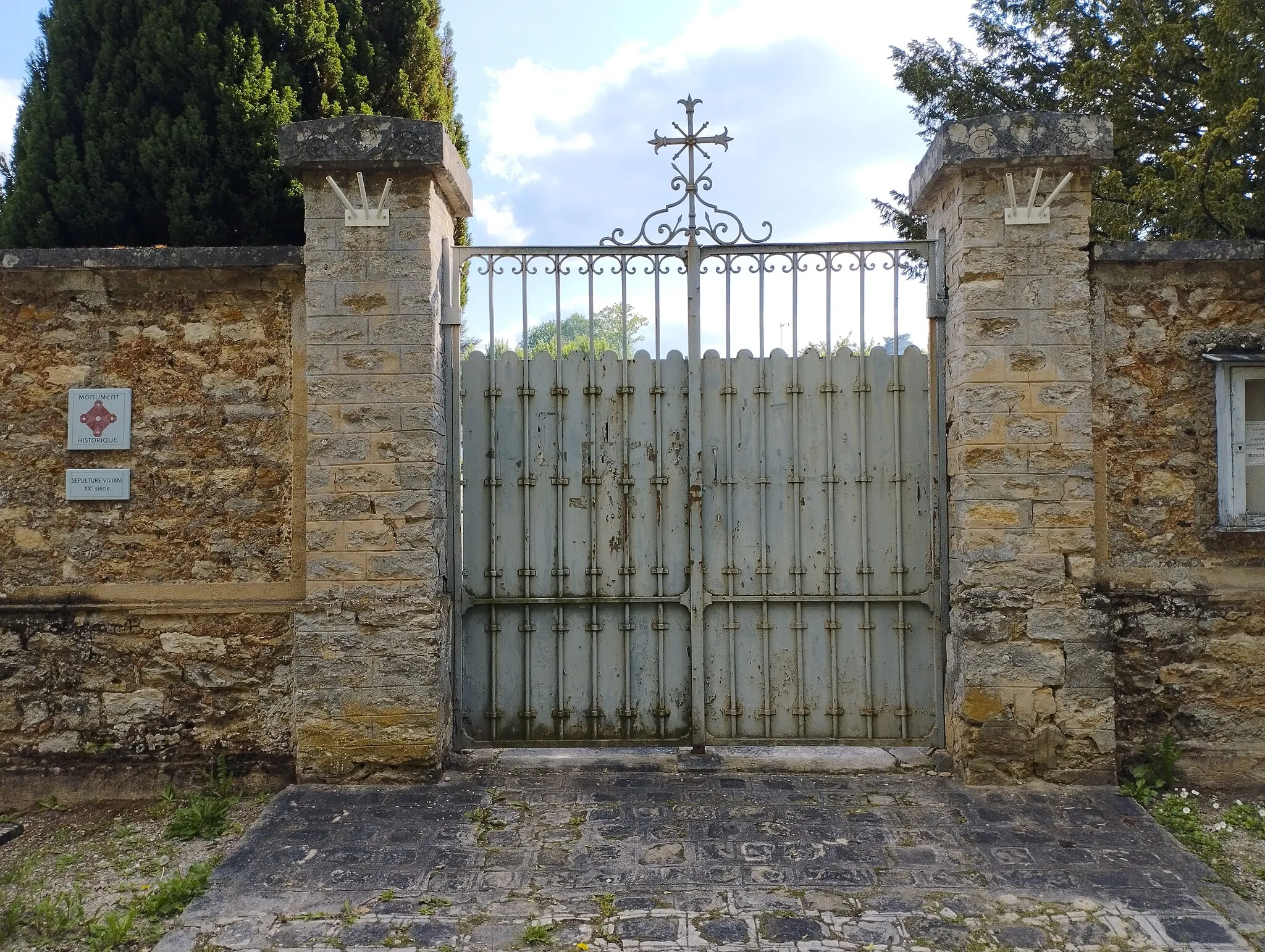 Photo showing: Entrée du cimetière de Seine-Port (Seine-et-Marne).