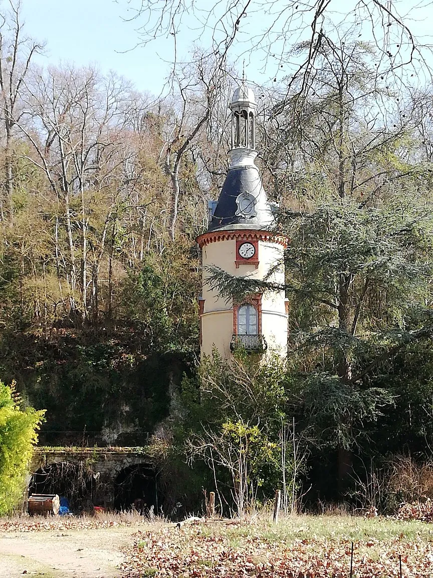 Photo showing: Tour du XVIIIe siècle dans le jardin de l'orangerie de la Croix-Fontaine à Seine-Port.