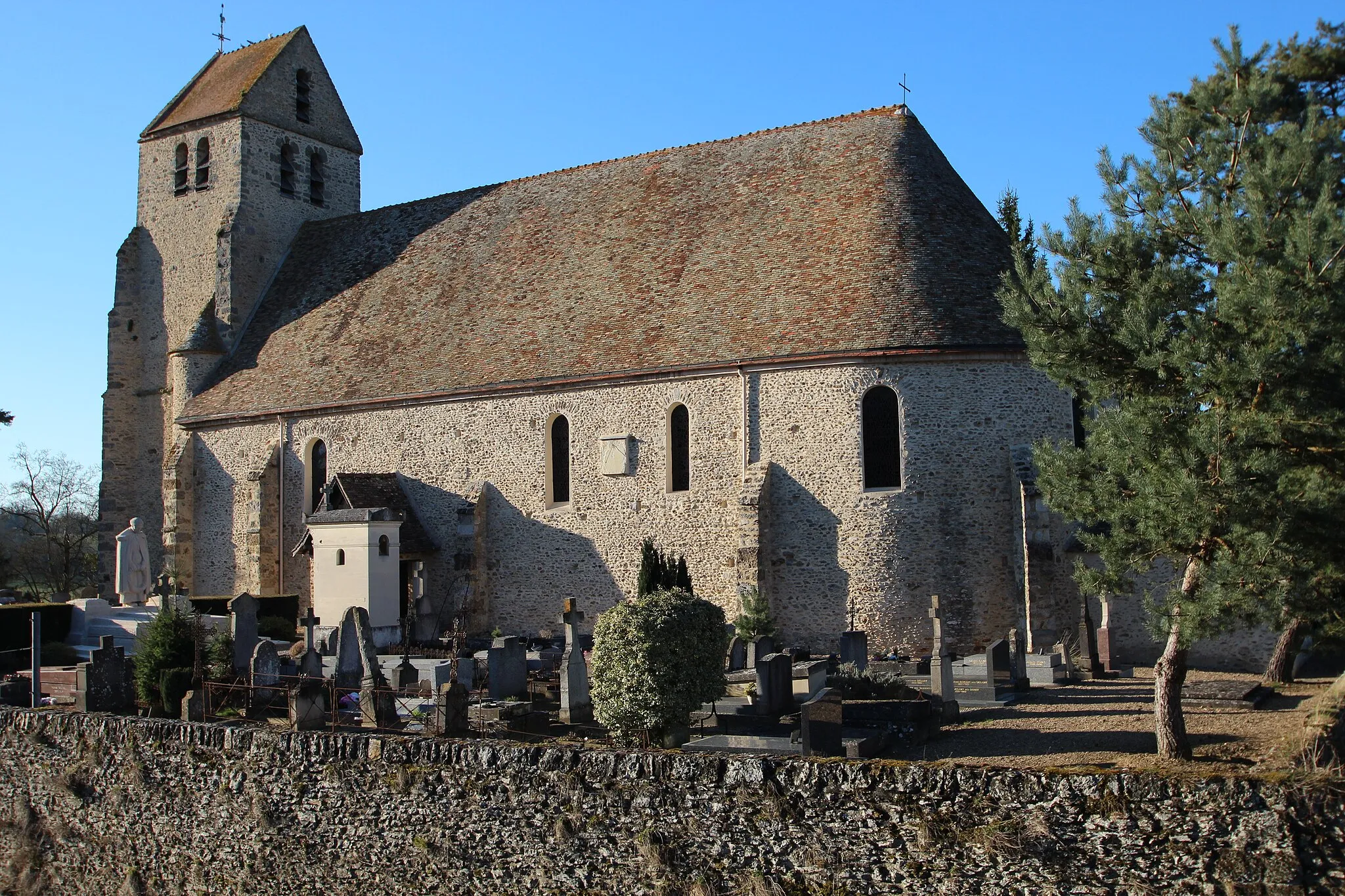 Photo showing: View of the Saint Martin church and cemetery in the village of Grosrouvre, France in march 2014.