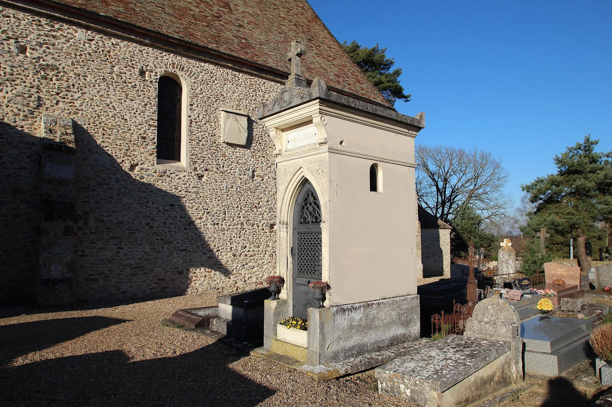 Photo showing: View of the Saint Martin church and cemetery in the village of Grosrouvre, France in march 2014.