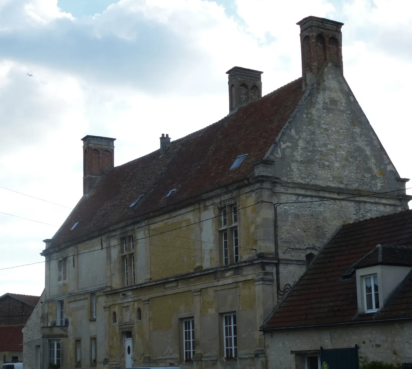 Photo showing: Ferme dite aux trois cheminées, ancien rendez-vous de chasse à l'époque d'Henri IV.   (Ocquerre, département de la Seine-et-Marne, région Île-de-France).