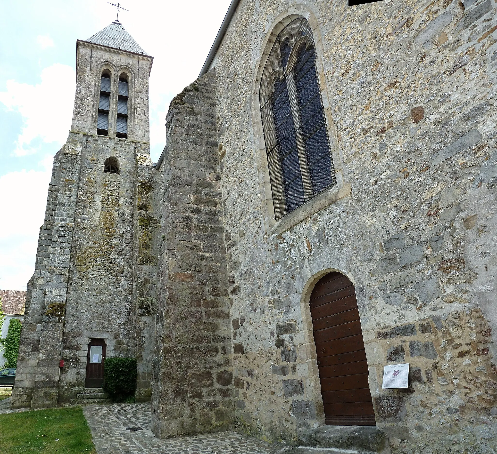 Photo showing: Son clocher nord, élevé au XVIe siècle, intègre les restes d'une ancienne chapelle, antérieure à la construction de l'édifice.