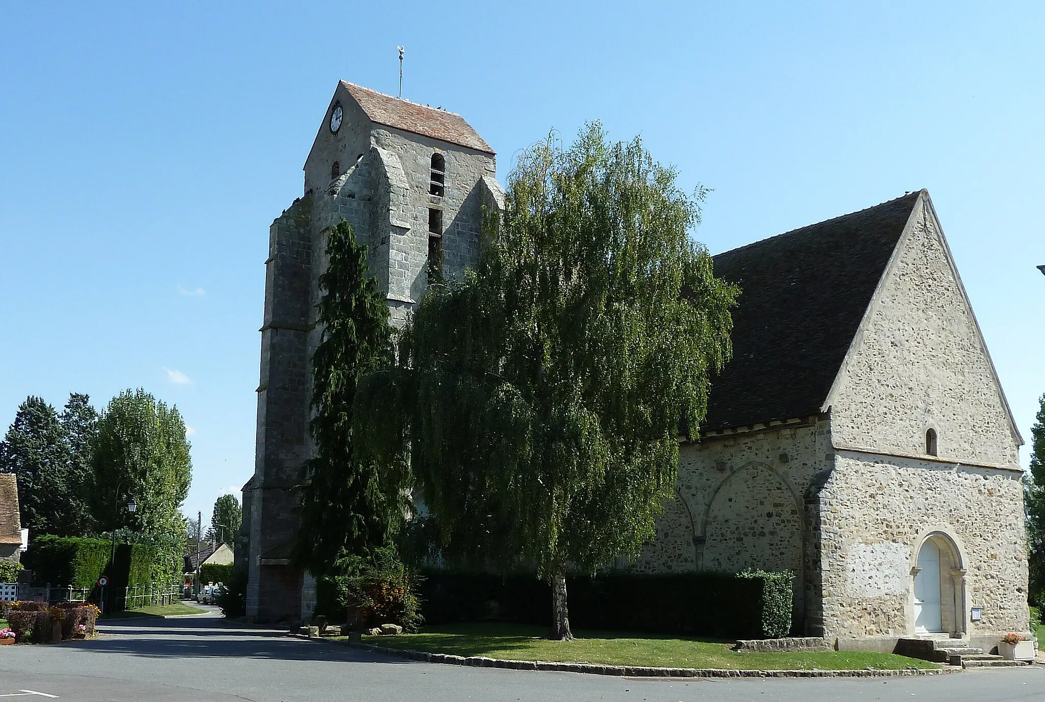 Photo showing: Église Saint-Laurent du XIIè, XIIIè siècle. Elle a été édifiée sur les ruines d'une ancienne chapelle.