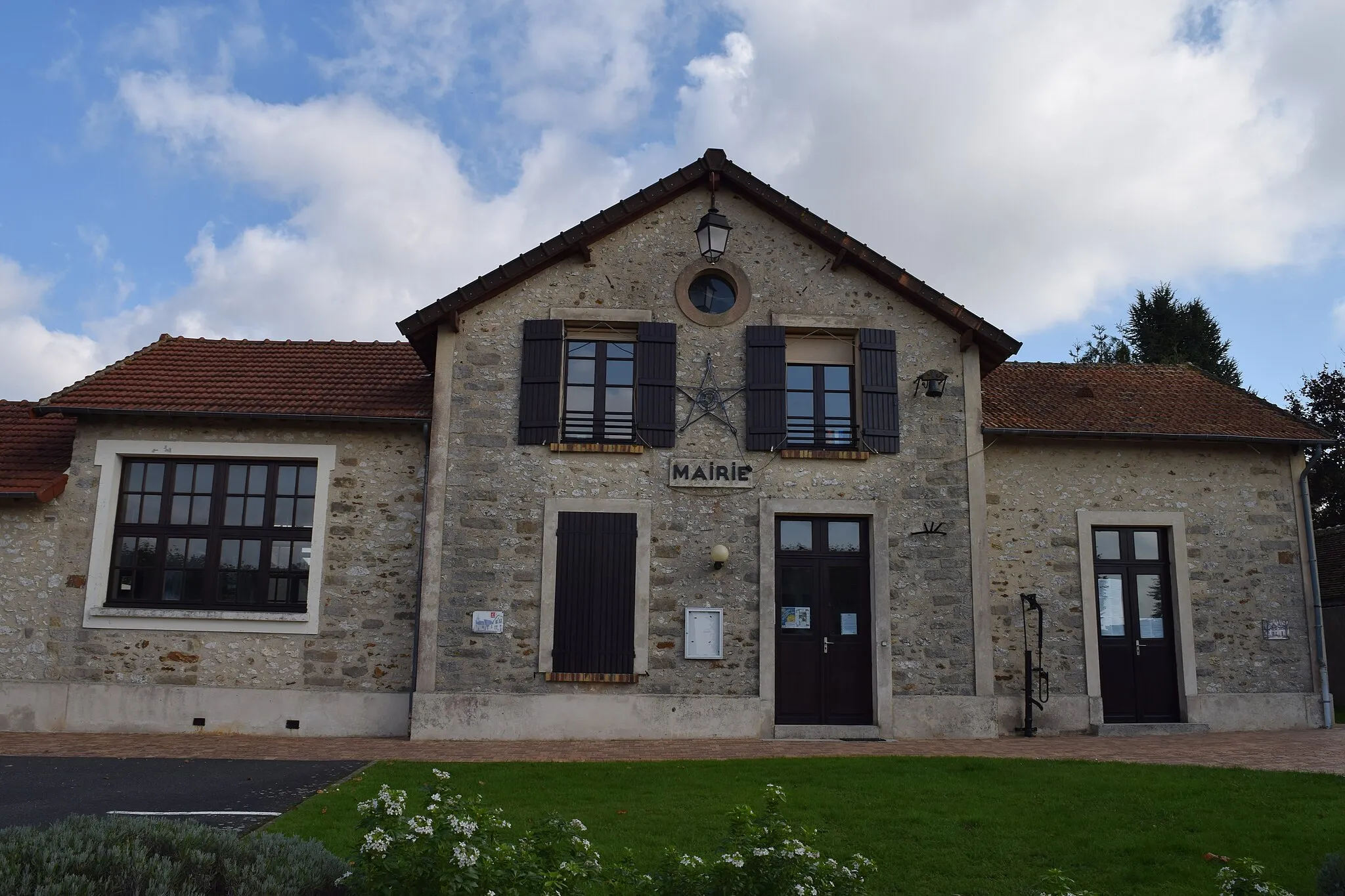 Photo showing: La mairie de Clos-Fontaine vue de face