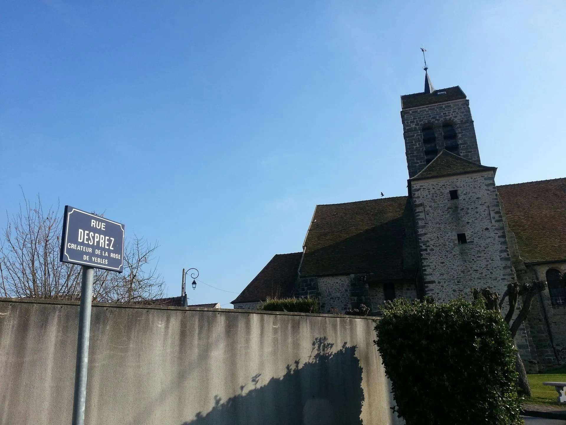 Photo showing: Rue Desprez, créateur de la rose de Yèbles (église de Yèbles en arrière-plan)