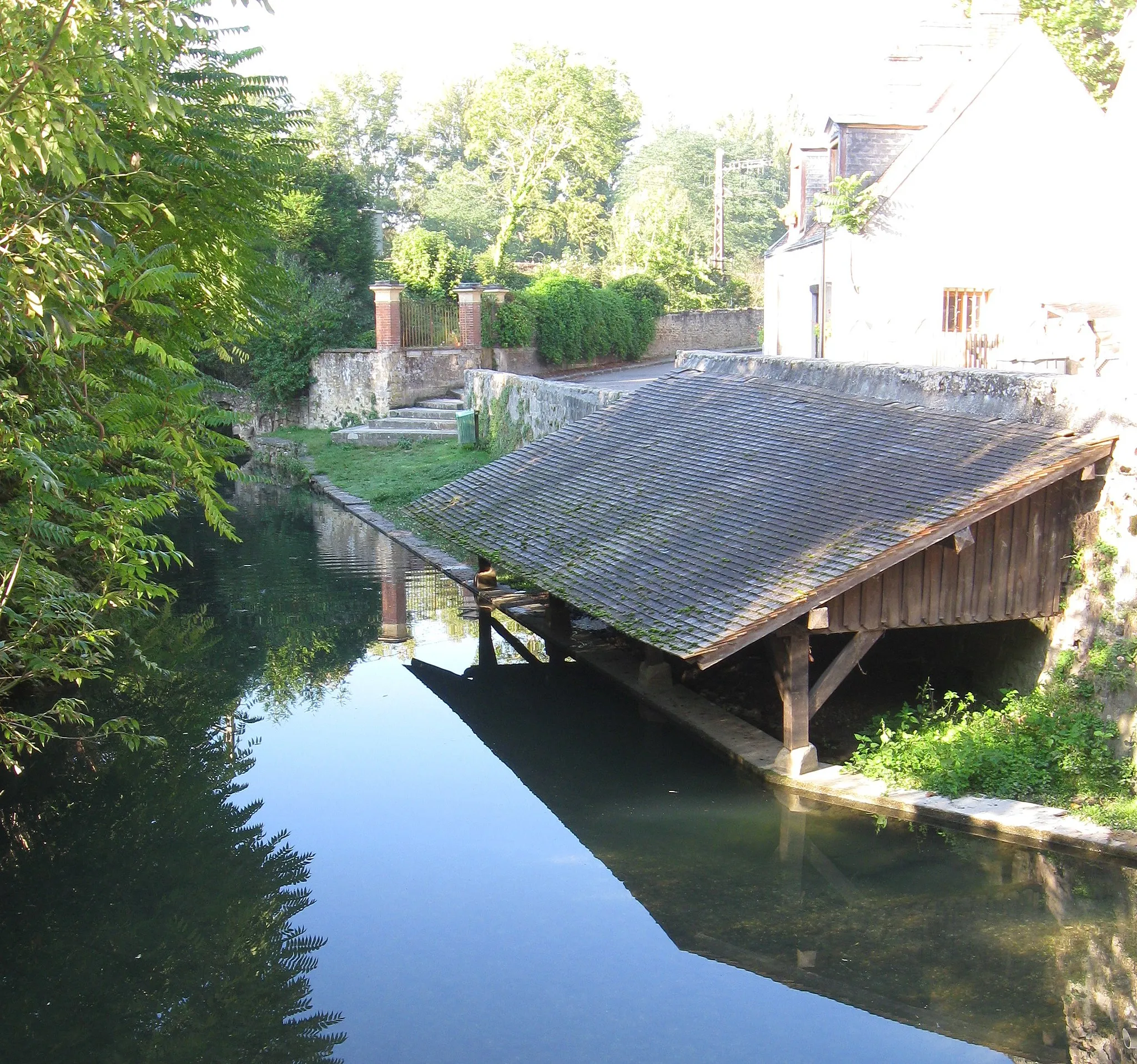 Photo showing: Lavoir sur le ru du Châtelet. (Fontaine-le-Port, Seine-et-Marne, région Île-de-France).