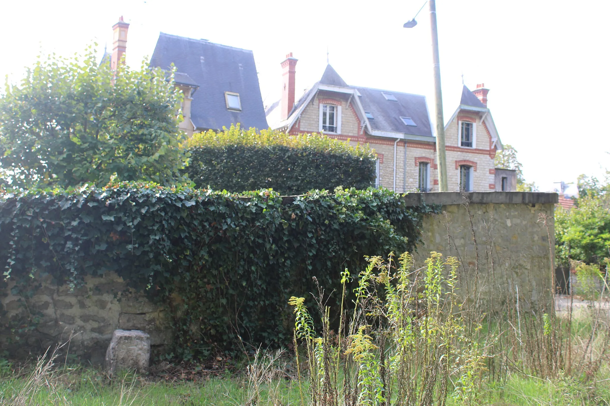 Photo showing: Une des bornes anciennes délimitant le domaine forestier de Fontainebleau, de référence «  976 A » et muret du boulevard Orloff vu depuis la route de Deroy, à Fontainebleau.