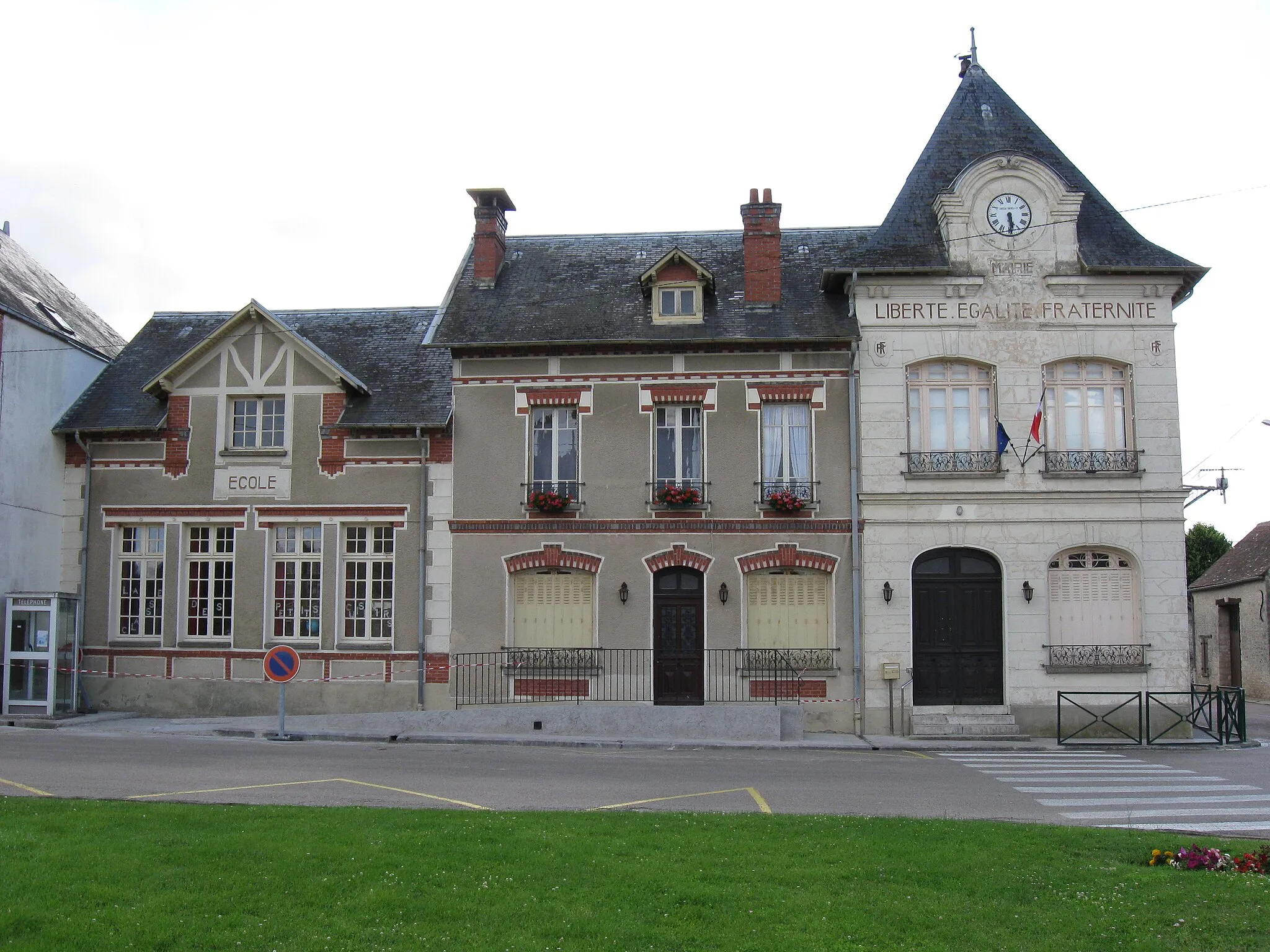 Photo showing: Mairie-école de Chevrainvilliers. (département de la Seine et Marne, région Île-de-France).