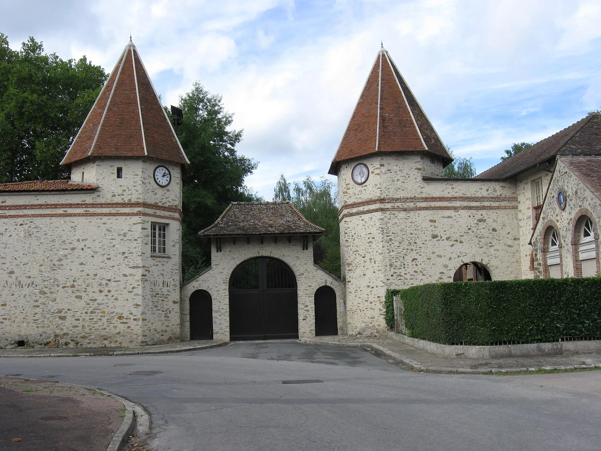 Photo showing: Porte d'entrée de l'ancien château de Coutençon.(Seine-et-Marne, région Île-de-France).