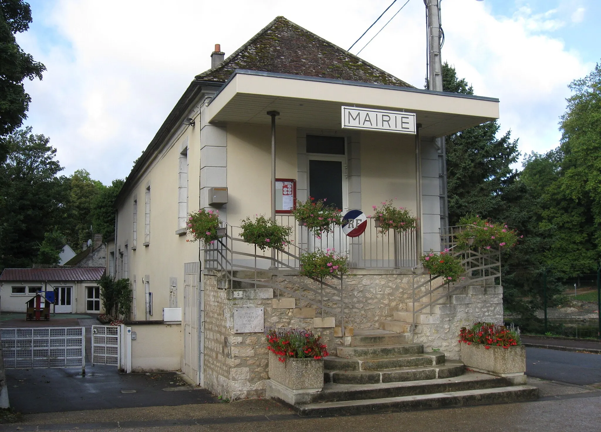 Photo showing: Mairie de Gurcy-le-Châtel. (Seine-et-Marne, région Île-de-France).