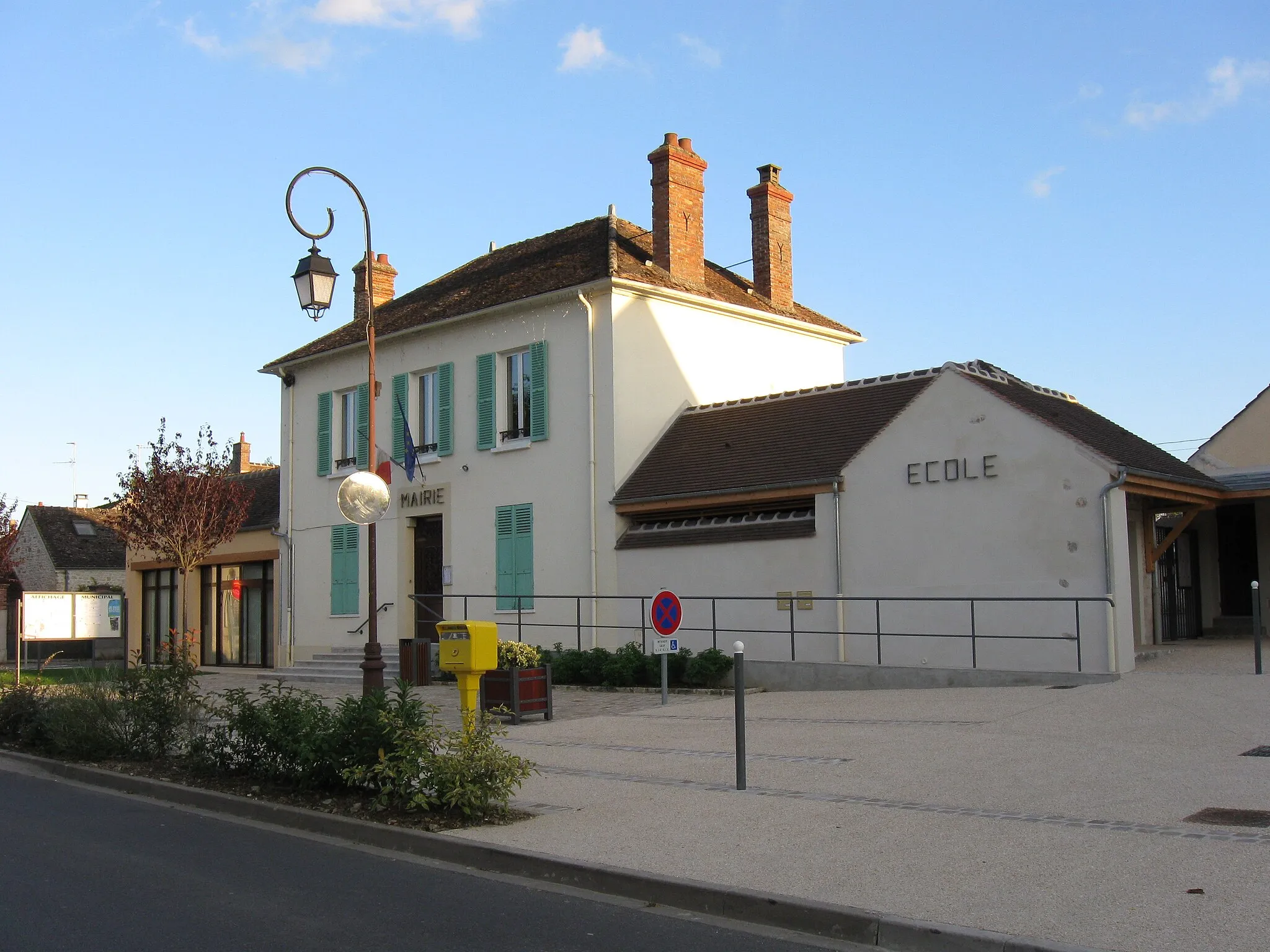 Photo showing: Mairie-école d'Épisy. (département de la Seine et Marne, région Île-de-France).