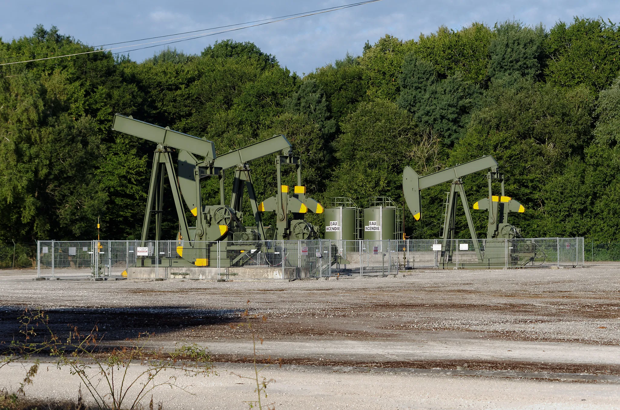 Photo showing: Chevalets de pompage (pumpjack) - Puit de pétrole à Sivry-Courtry