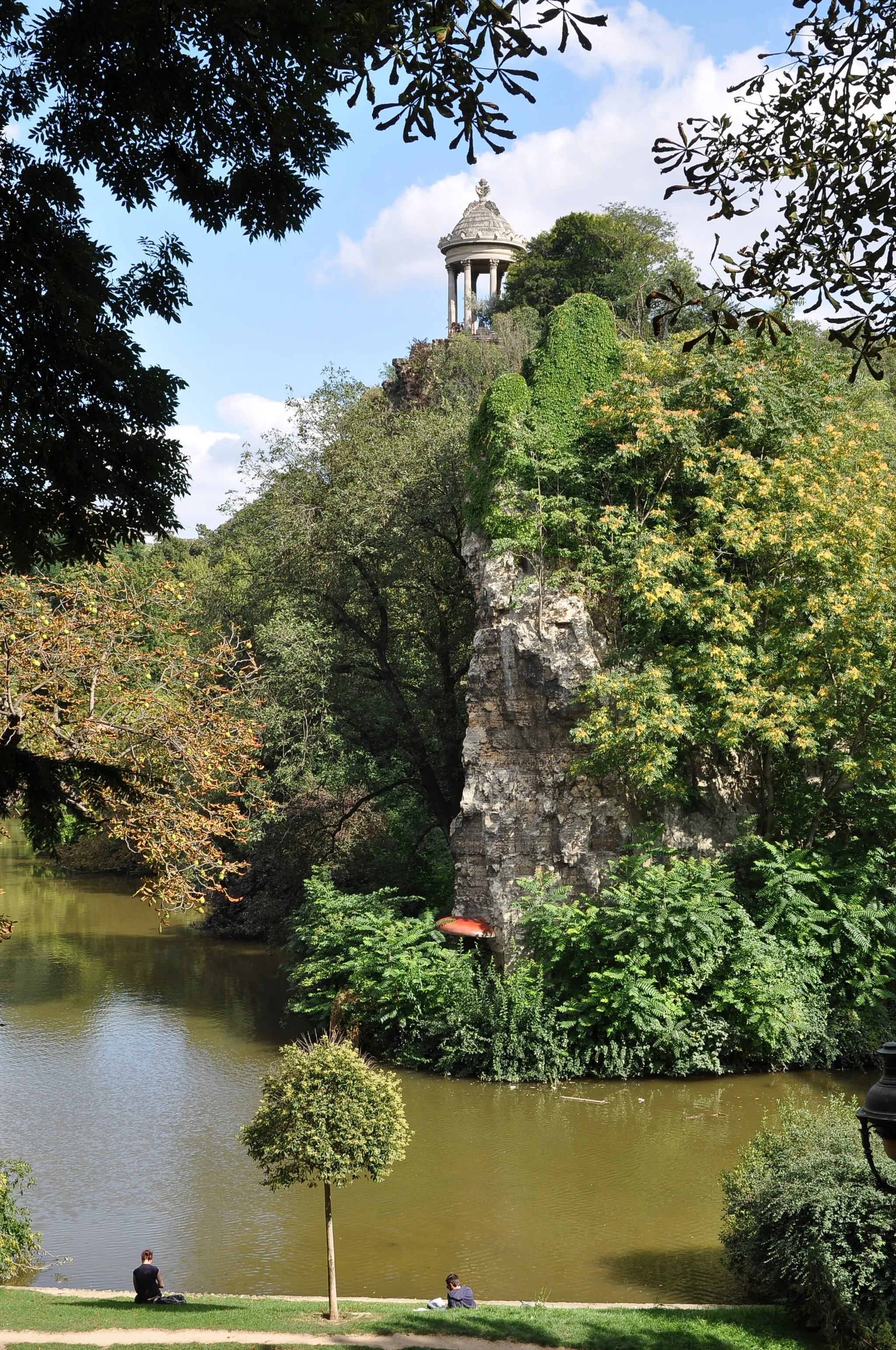 Photo showing: Île du Belvédère in the Buttes Chaumont Garden at Paris 19th district. At the submit of artificial island is installed the gloriette Temple of Sibylle built by Gabriel Davioud et 1869.