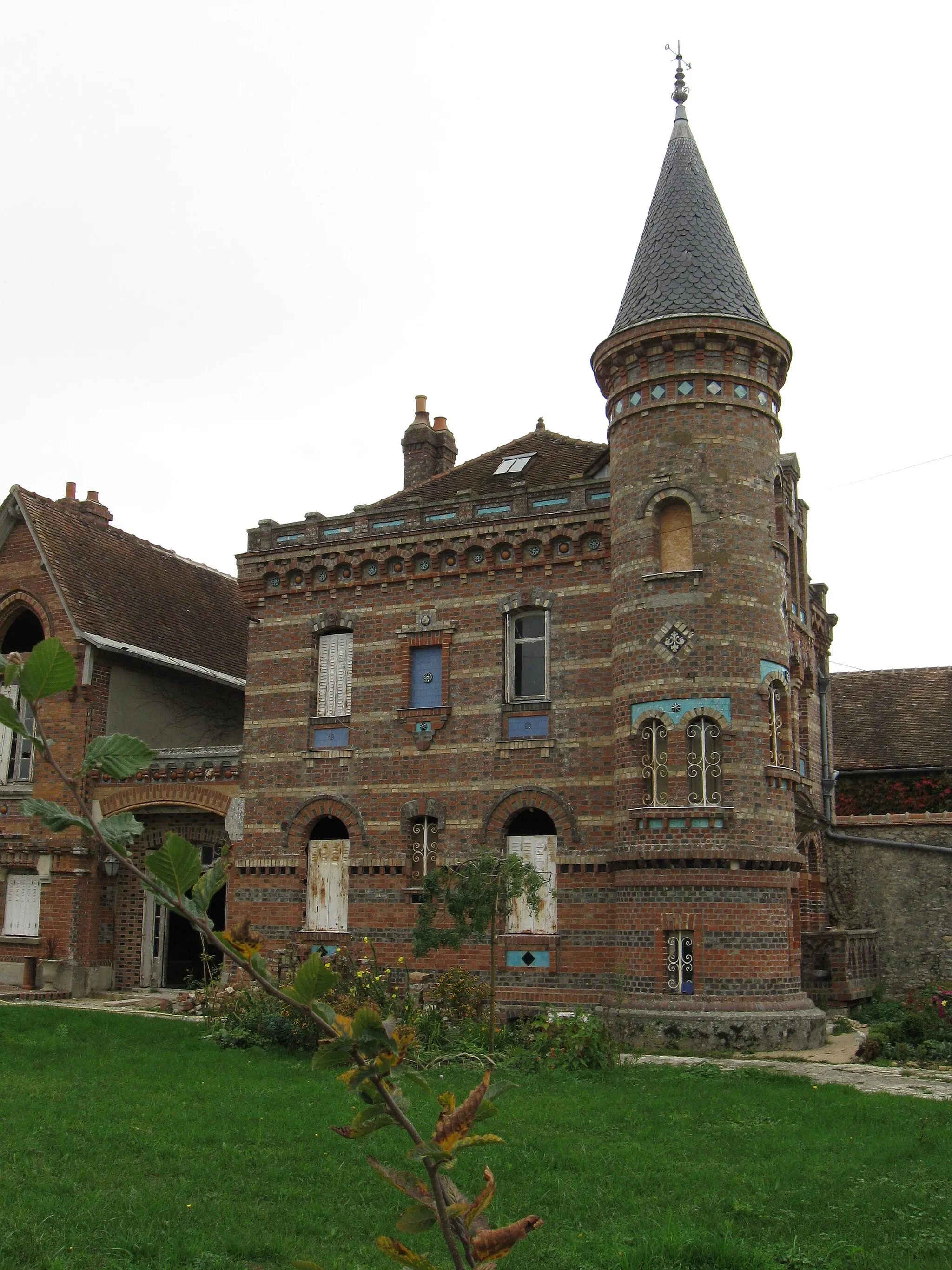 Photo showing: Ancienne propriété de la famille Boulenger, exploitants de carrières d’argile. (Cessoy-en-Montois, département de la Seine-et-Marne, région Île-de-France).