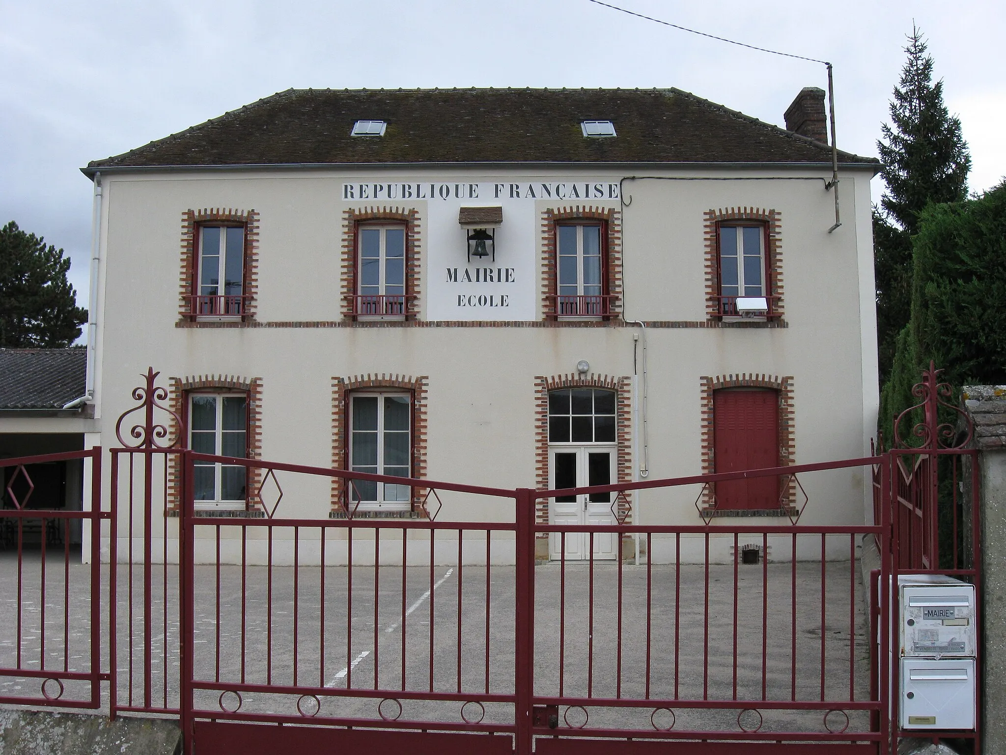 Photo showing: Mairie-école de Cessoy-en-Montois. (département de la Seine et Marne, région Île-de-France).